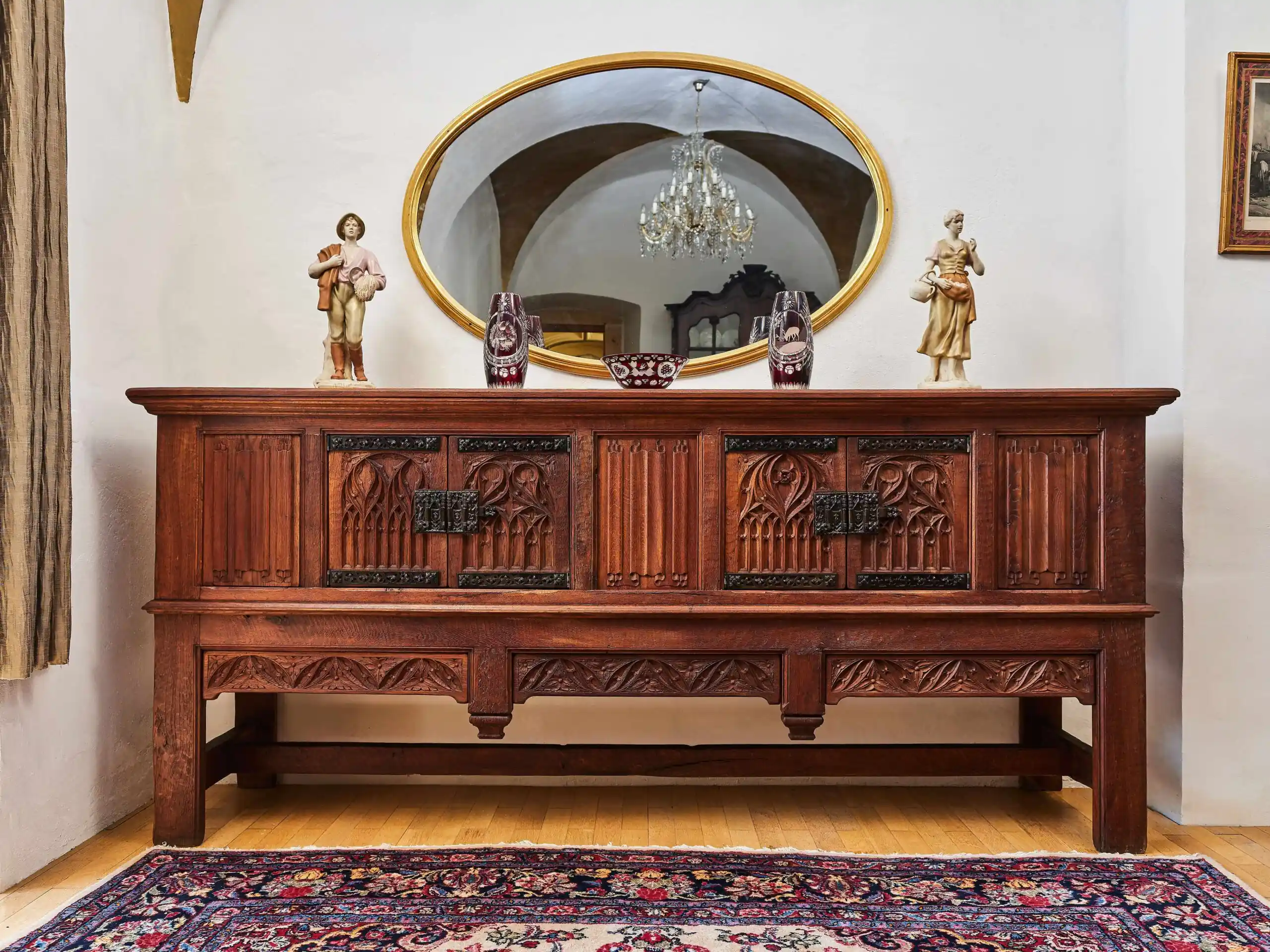 Neogotická dubová komoda z masivního dubu