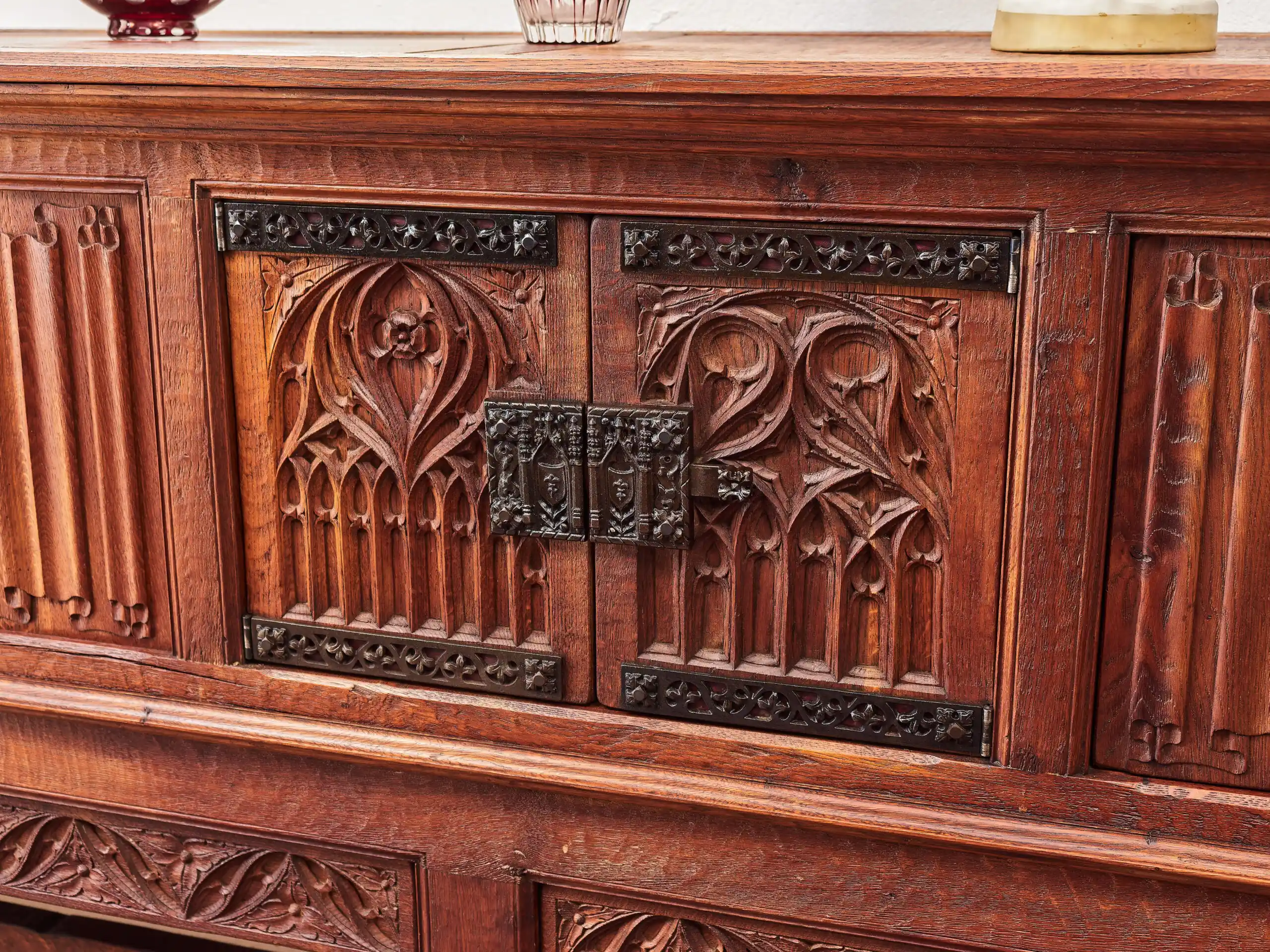 Neogotická dubová komoda z masivního dubu