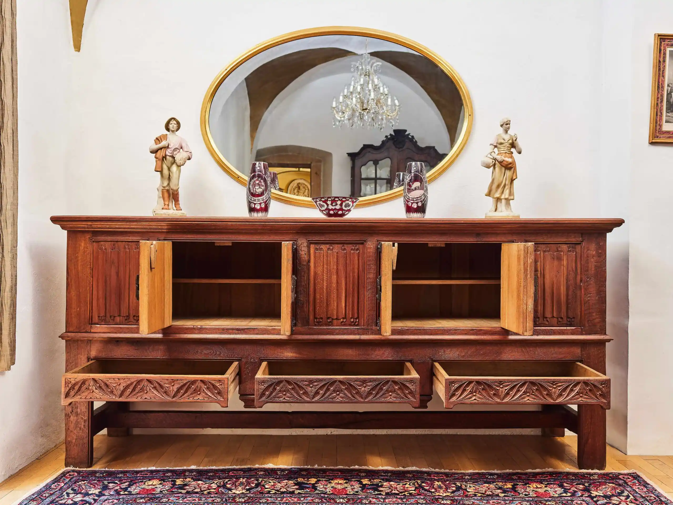 Neogotická dubová komoda z masivního dubu