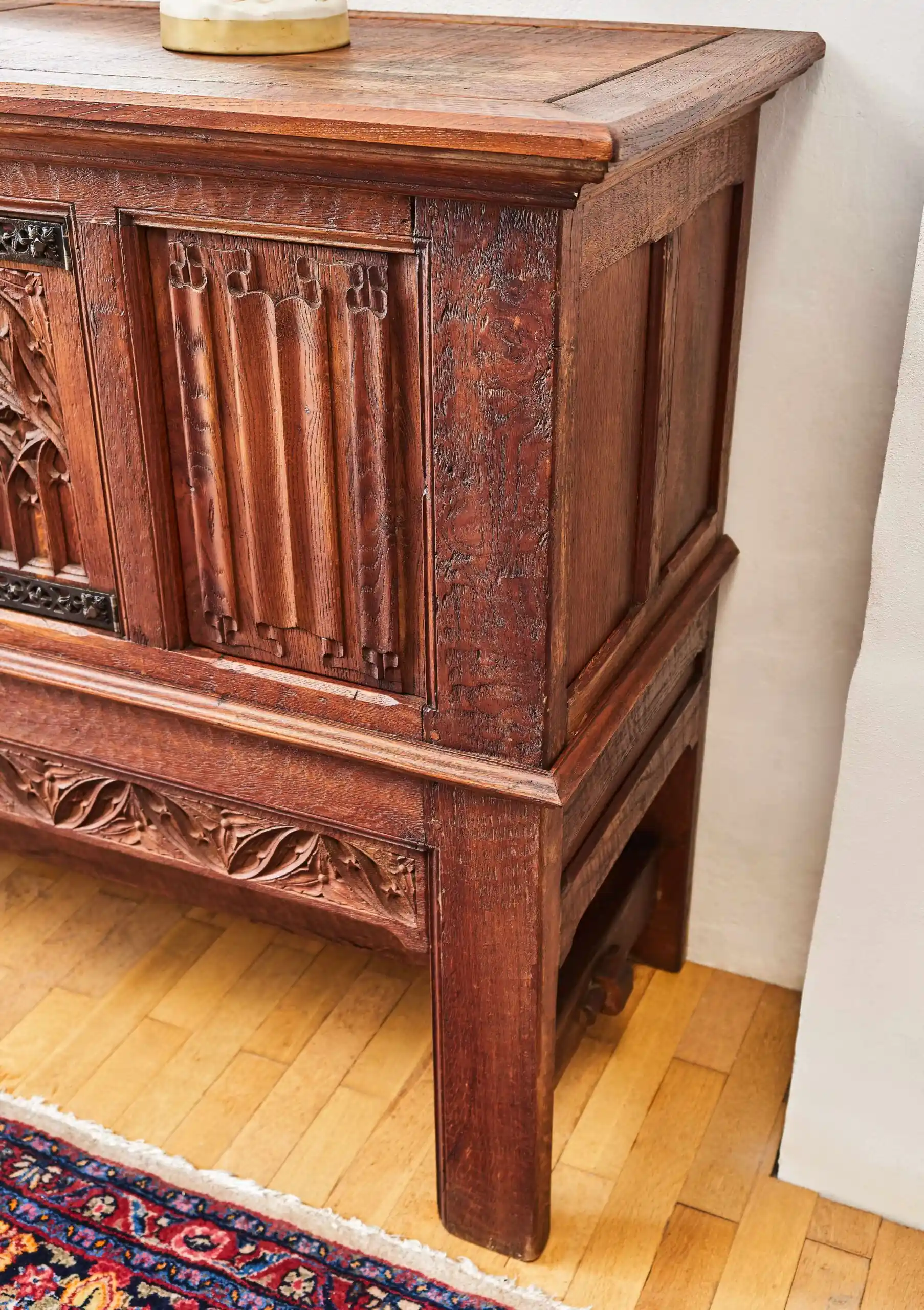 Neogotická dubová komoda z masivního dubu