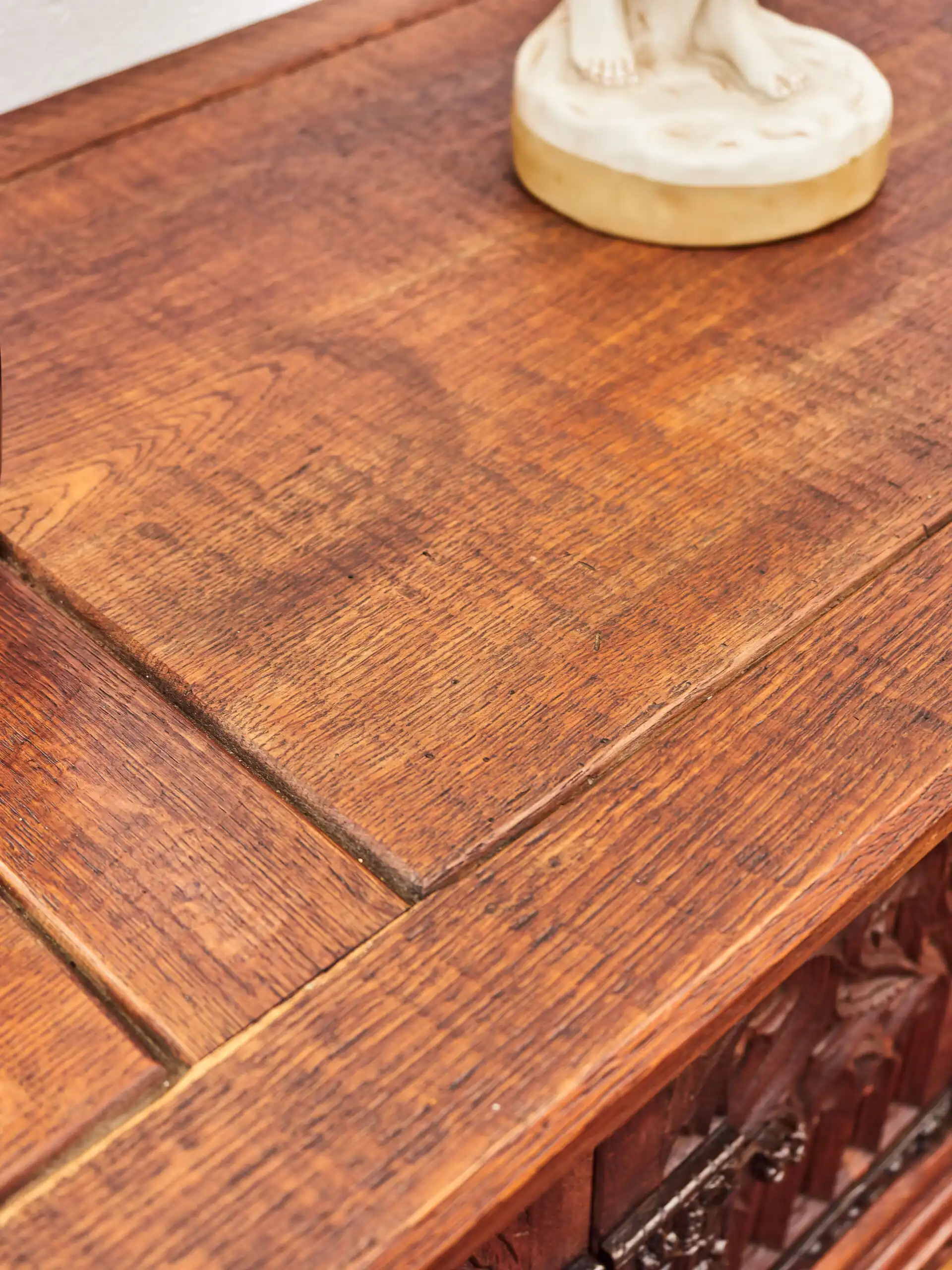 Neogotická dubová komoda z masivního dubu