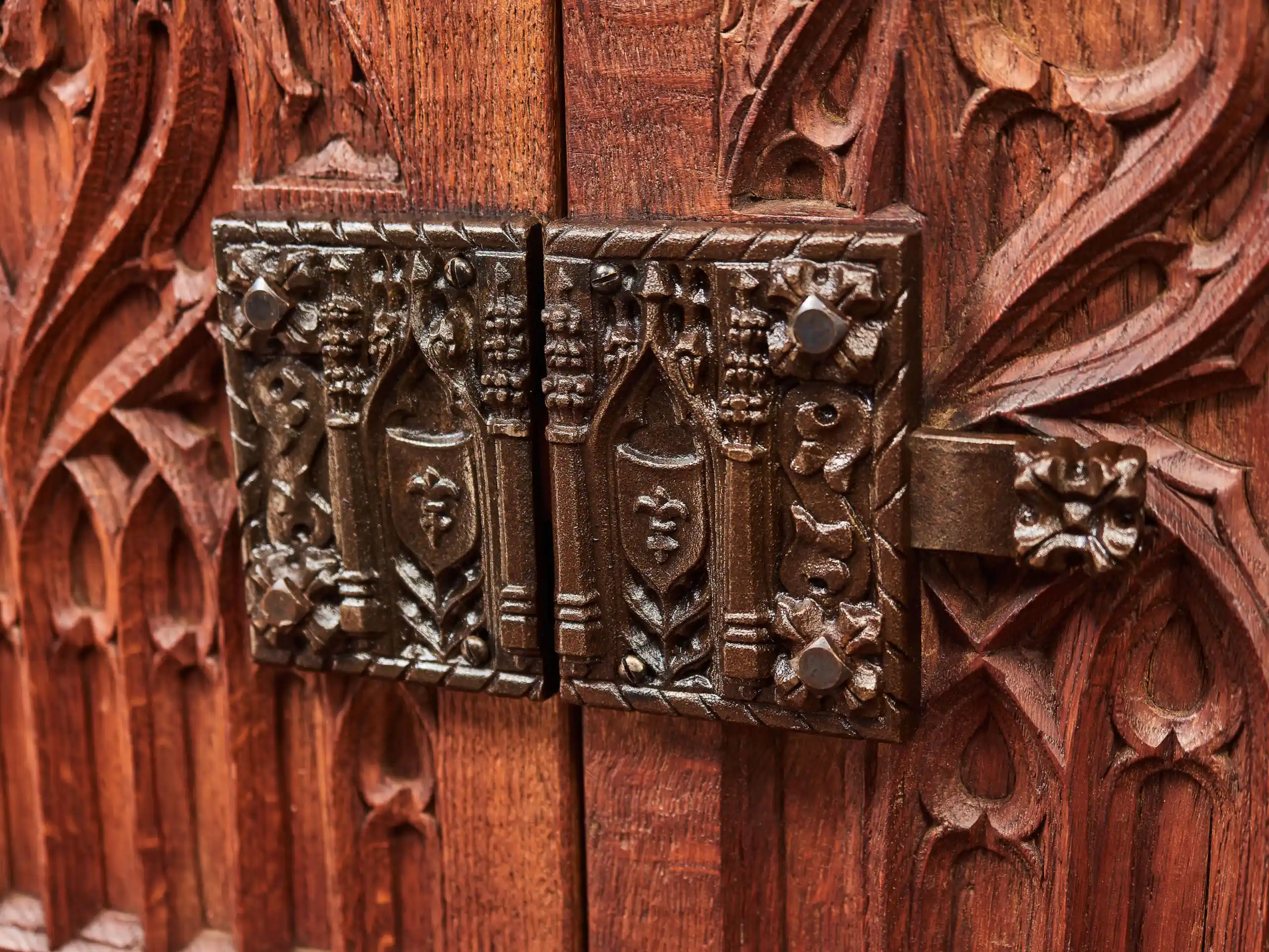 Neogotická dubová komoda z masivního dubu