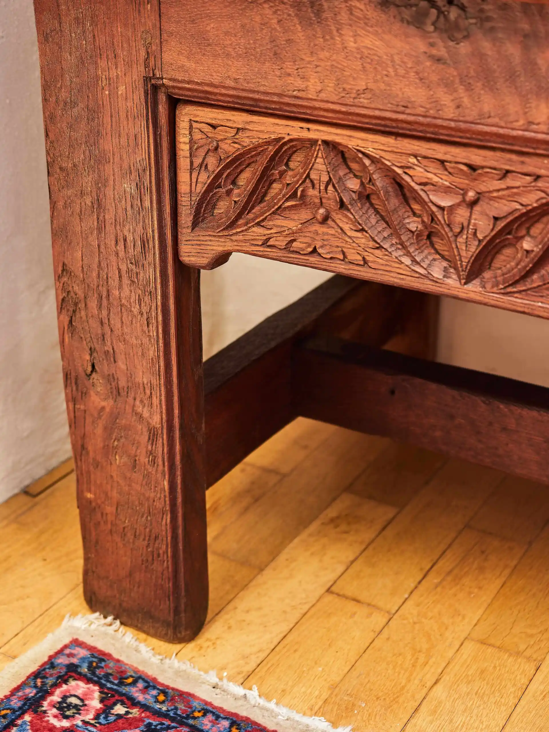 Neogotická dubová komoda z masivního dubu