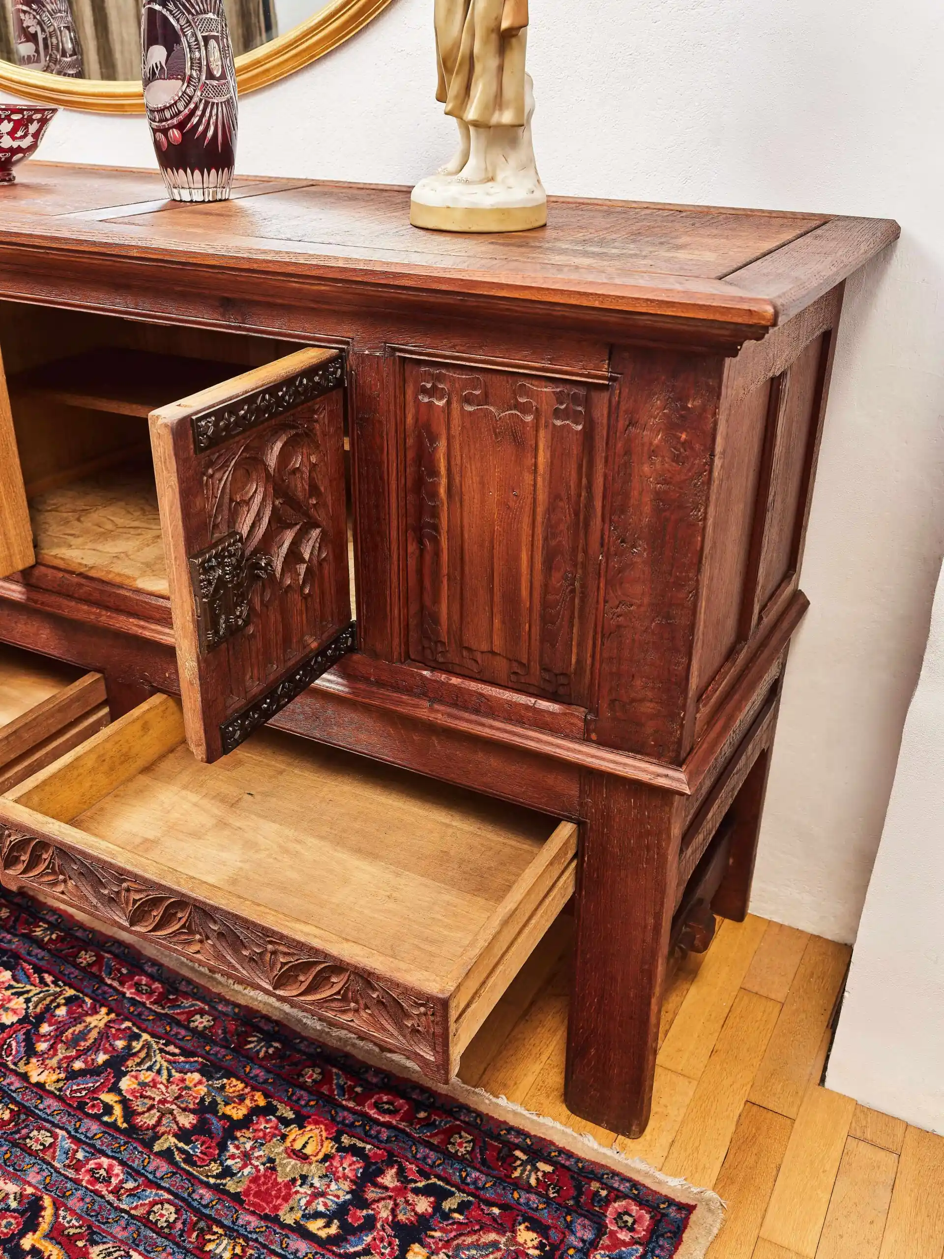 Neogotická dubová komoda z masivního dubu