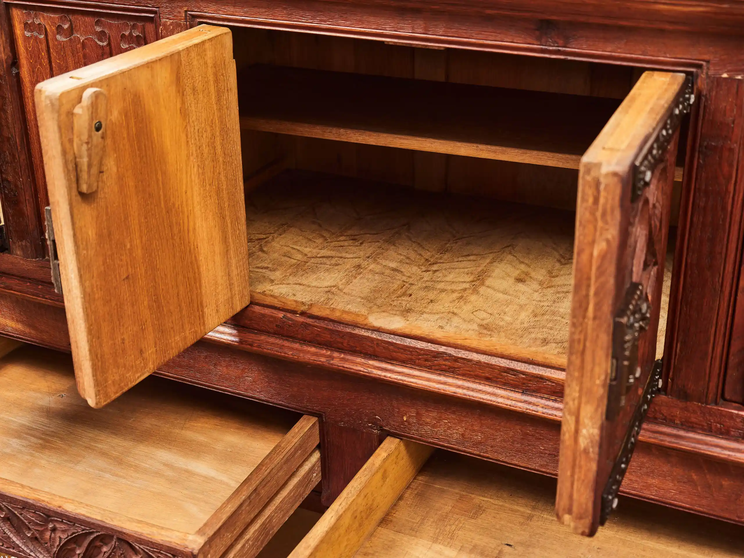 Neogotická dubová komoda z masivního dubu