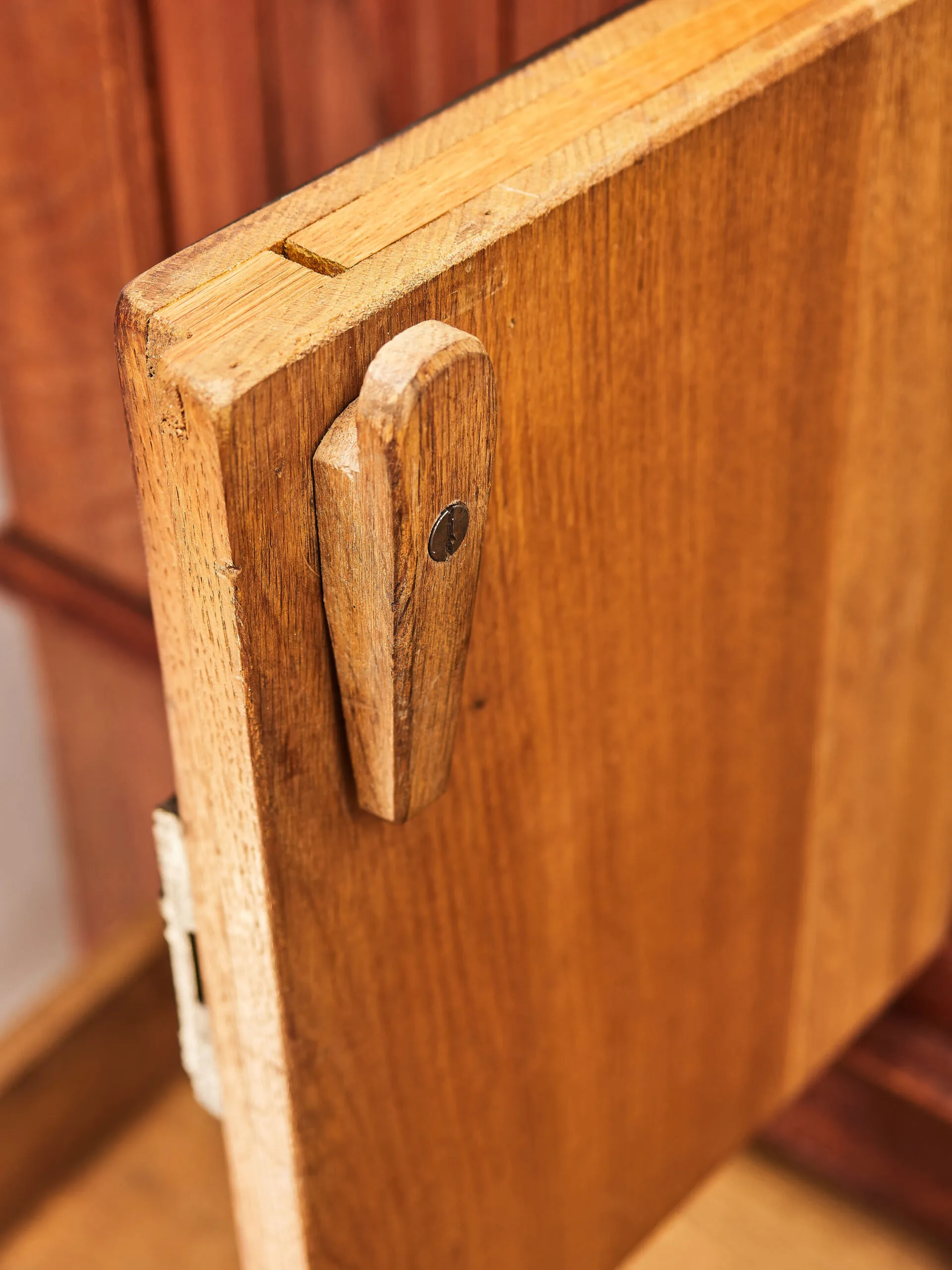 Neogotická dubová komoda z masivního dubu