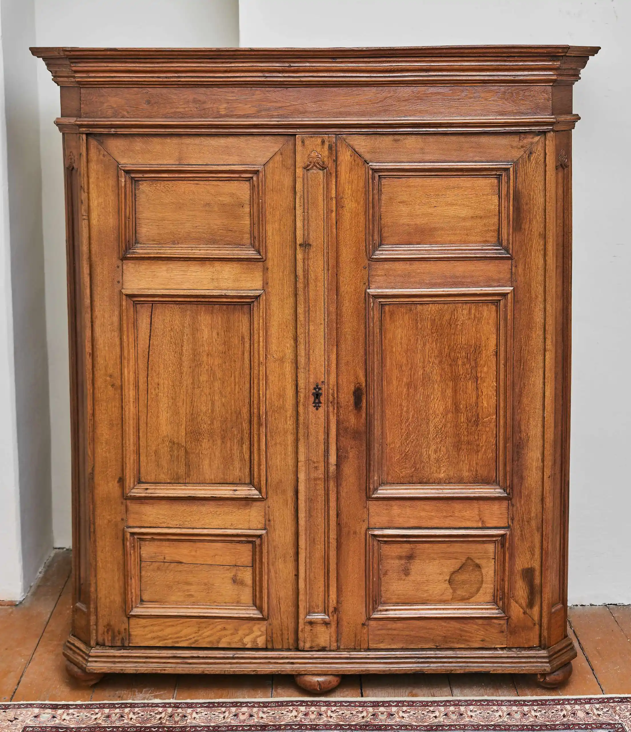 Starožitná dubová šatní skříň z 19. století