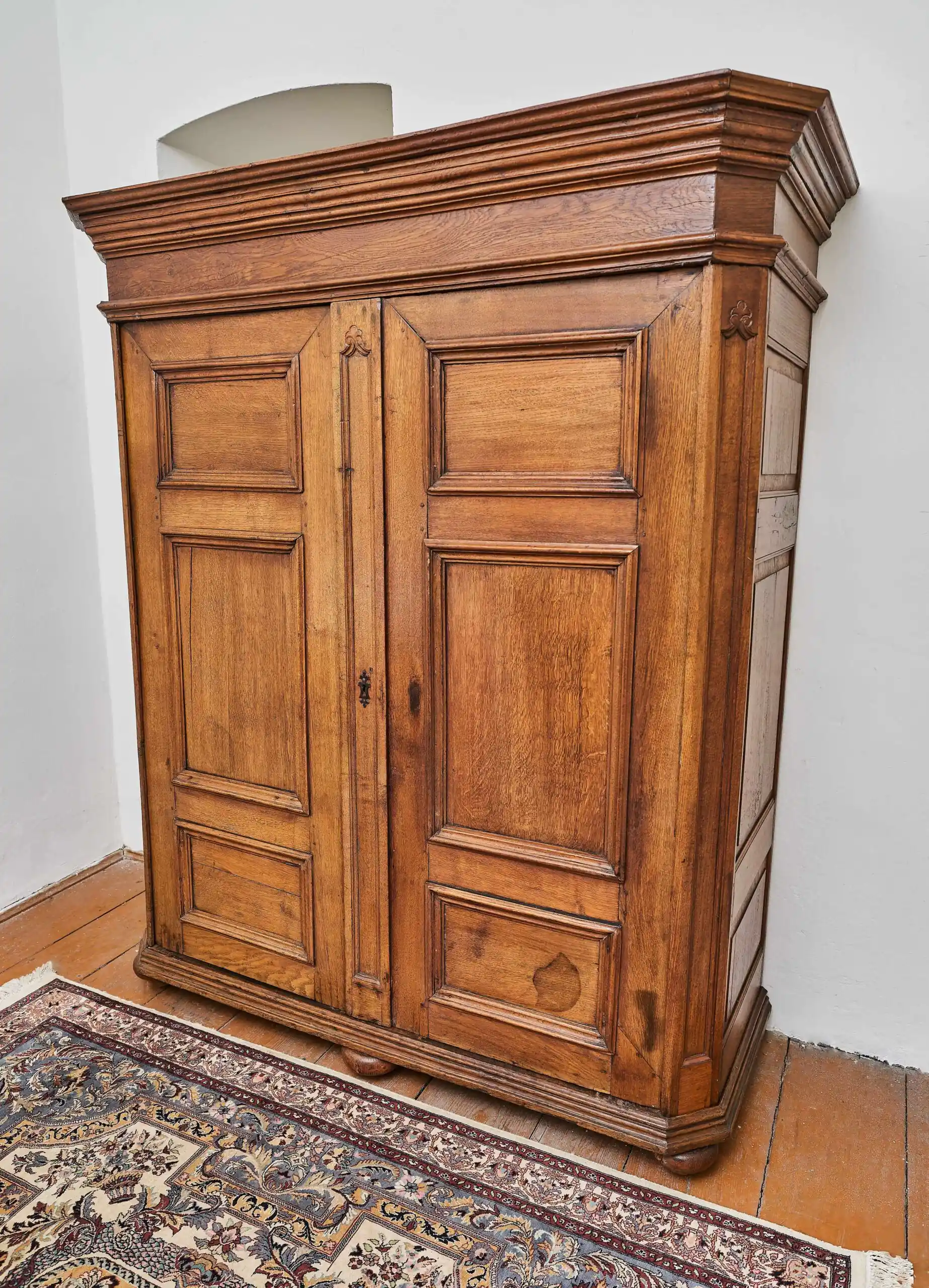 Starožitná dubová šatní skříň z 19. století