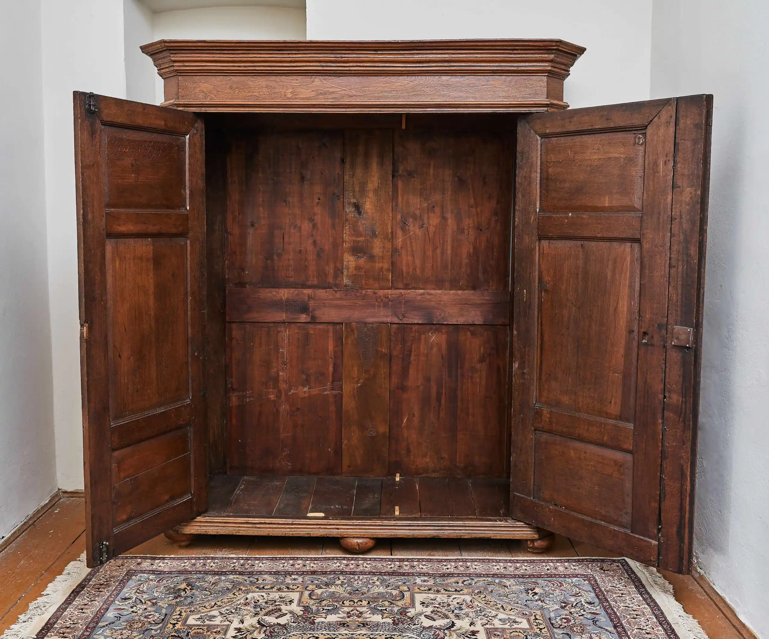 Starožitná dubová šatní skříň z 19. století