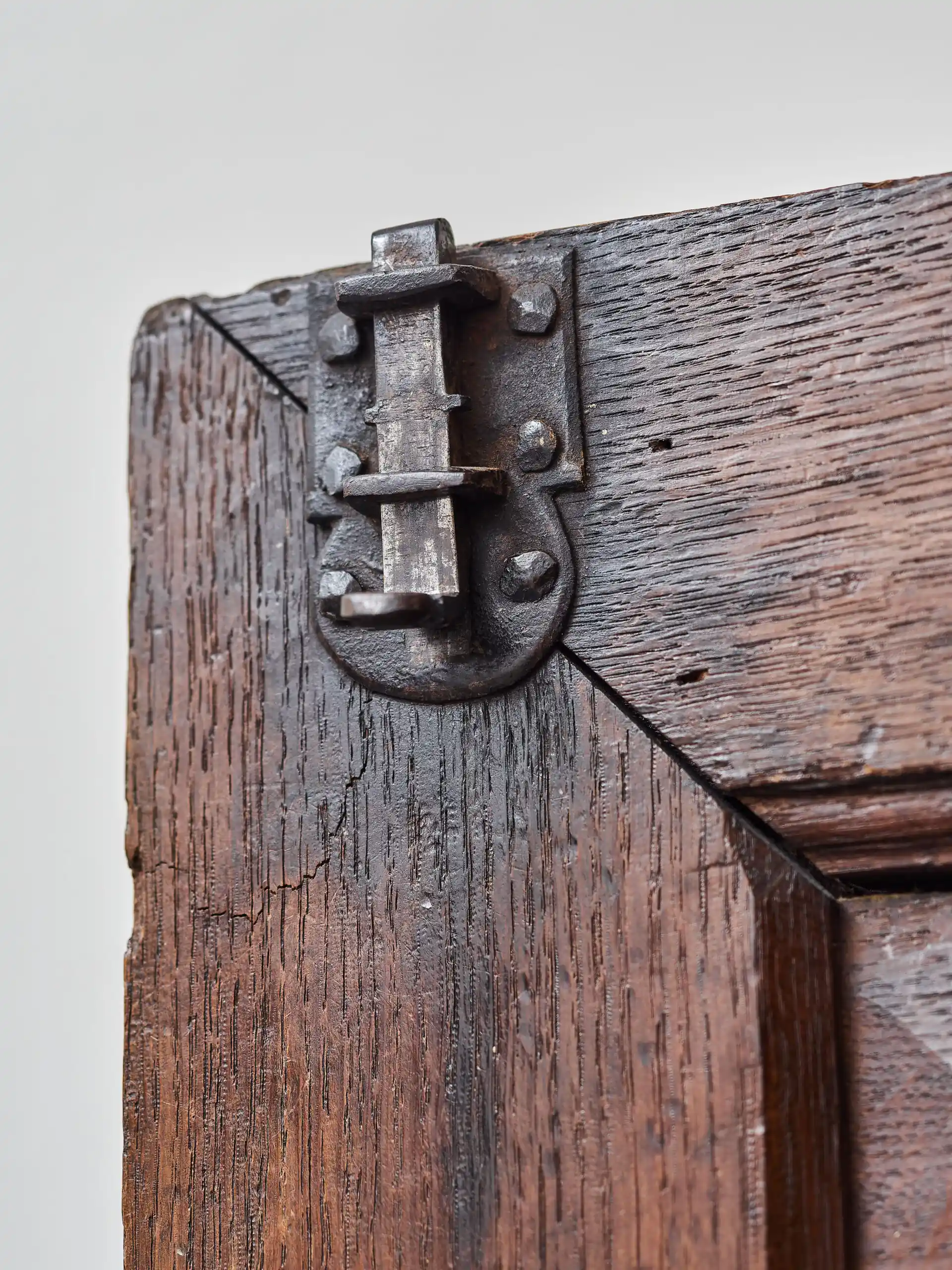 Starožitná dubová šatní skříň z 19. století