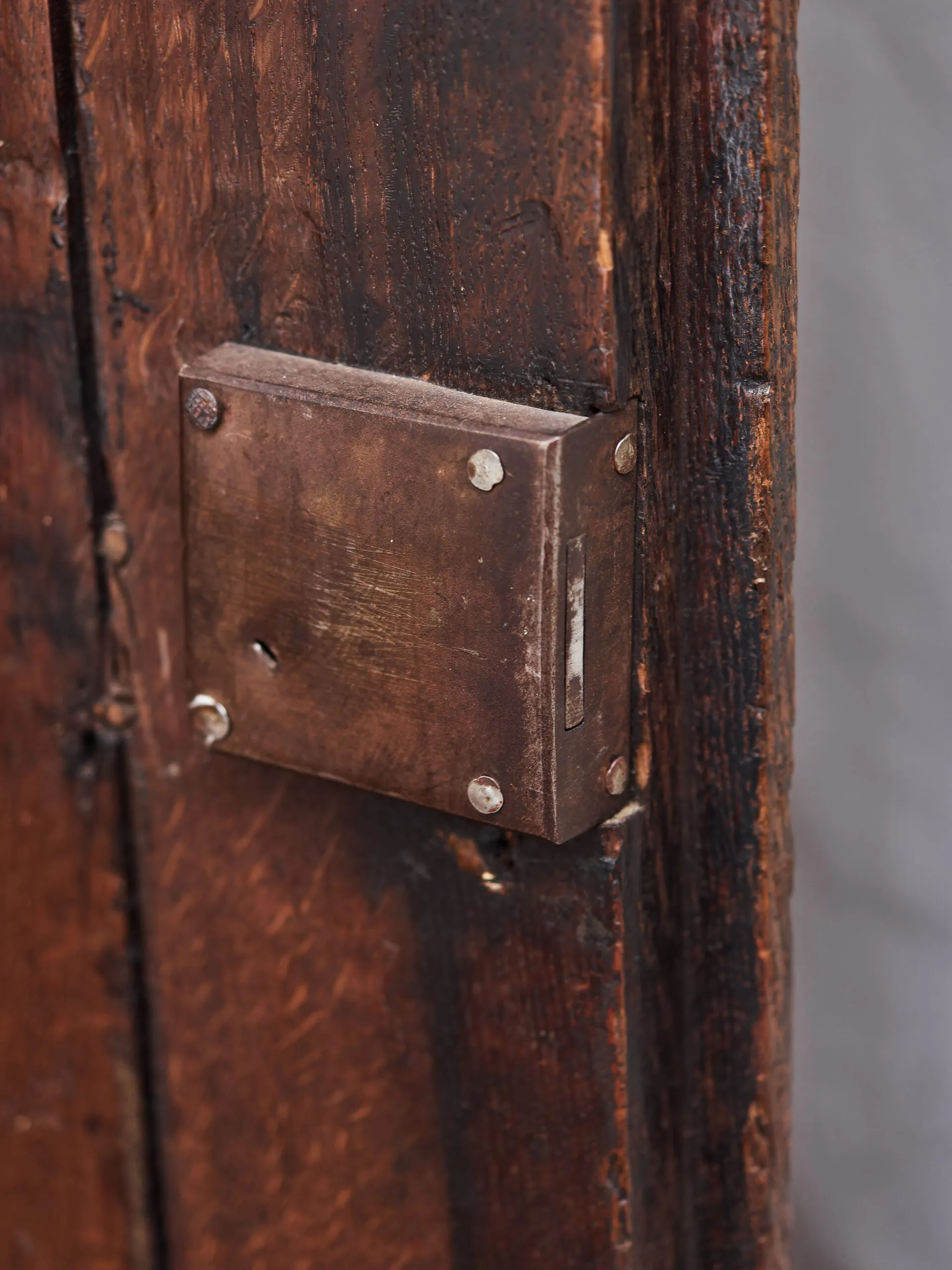 Starožitná dubová šatní skříň z 19. století