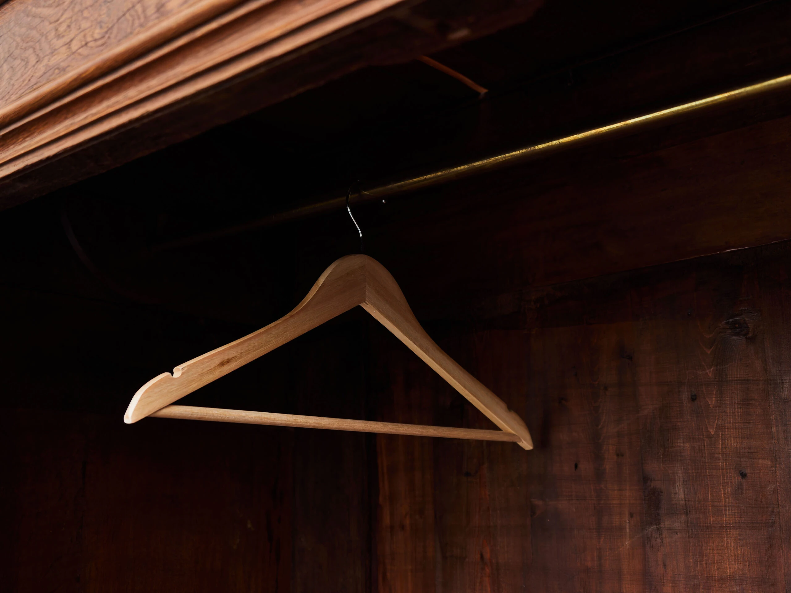 Starožitná dubová šatní skříň z 19. století