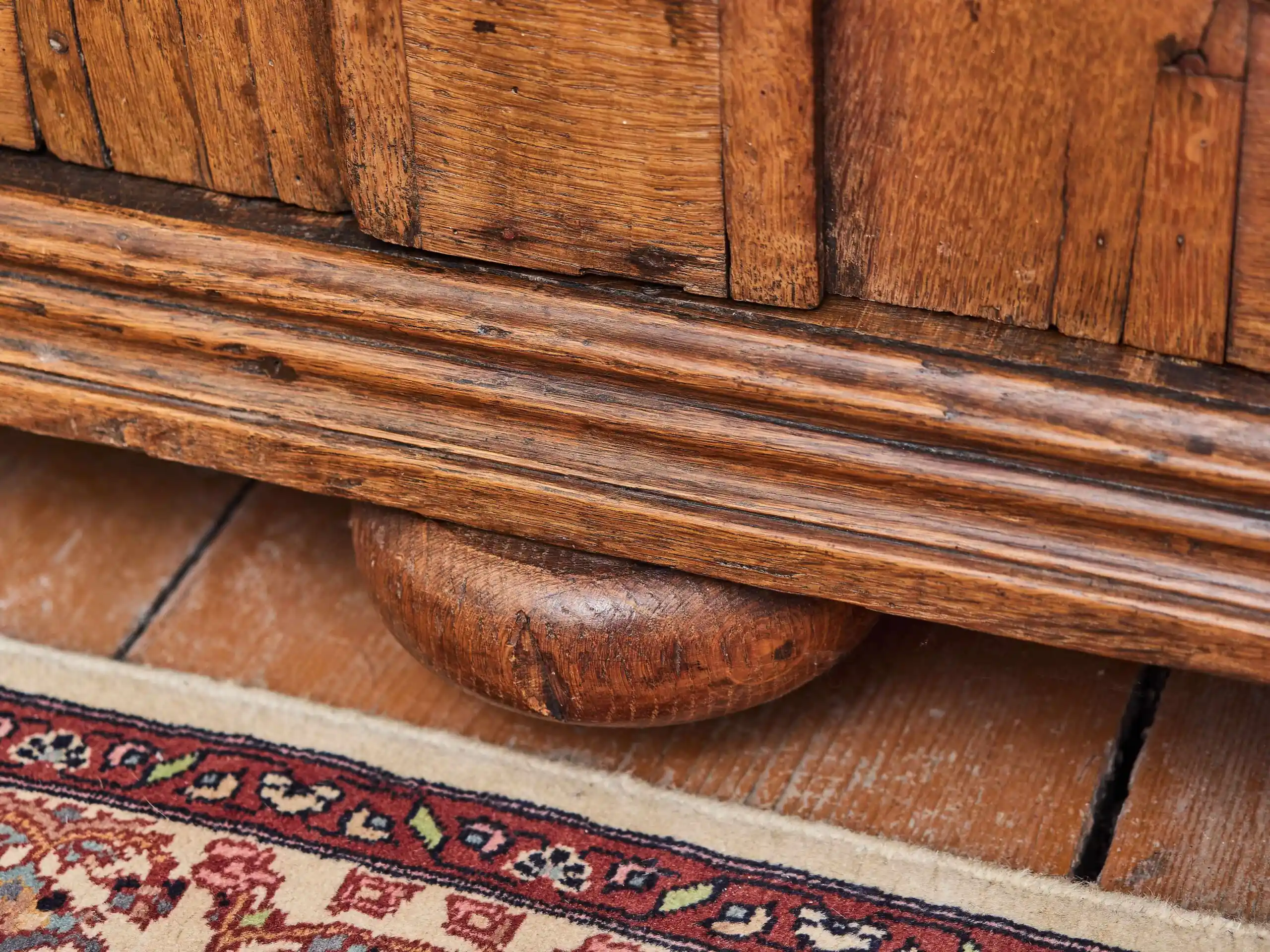 Starožitná dubová šatní skříň z 19. století