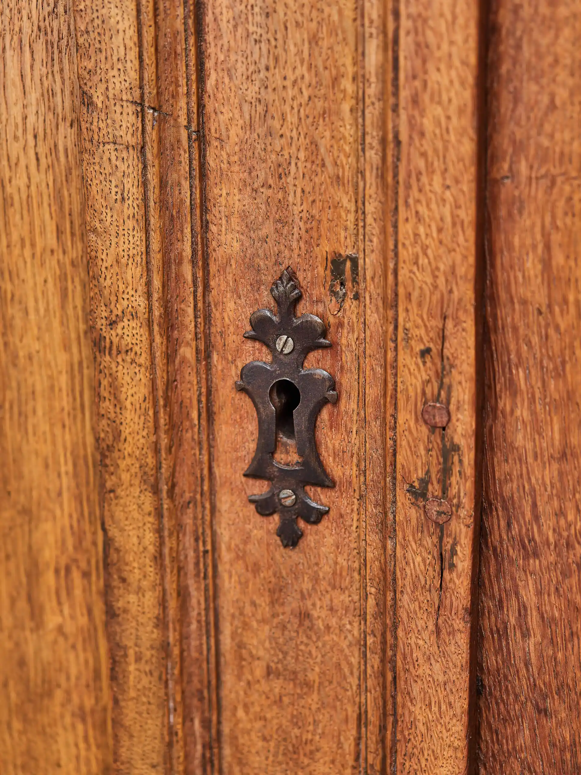 Starožitná dubová šatní skříň z 19. století