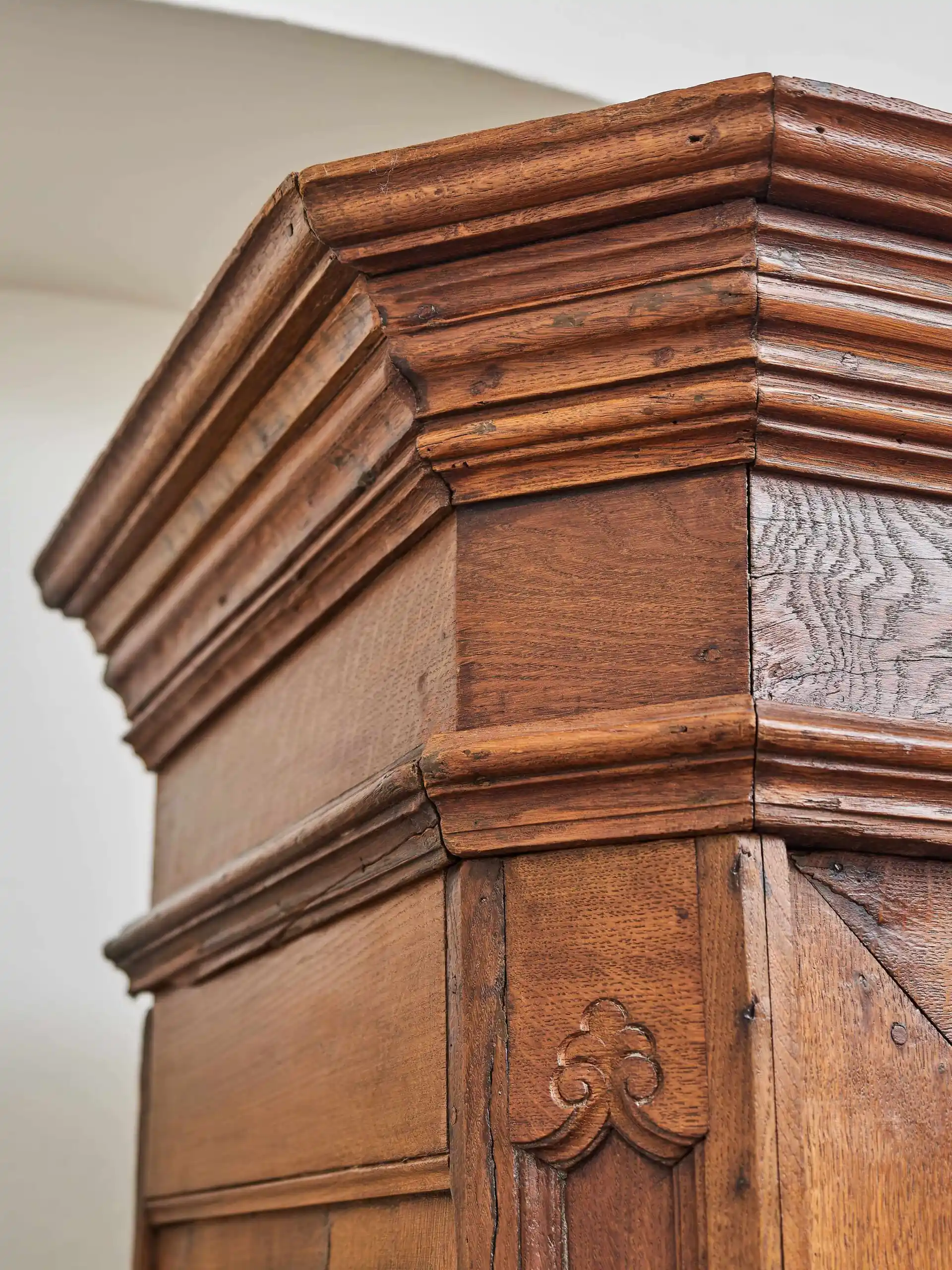 Starožitná dubová šatní skříň z 19. století