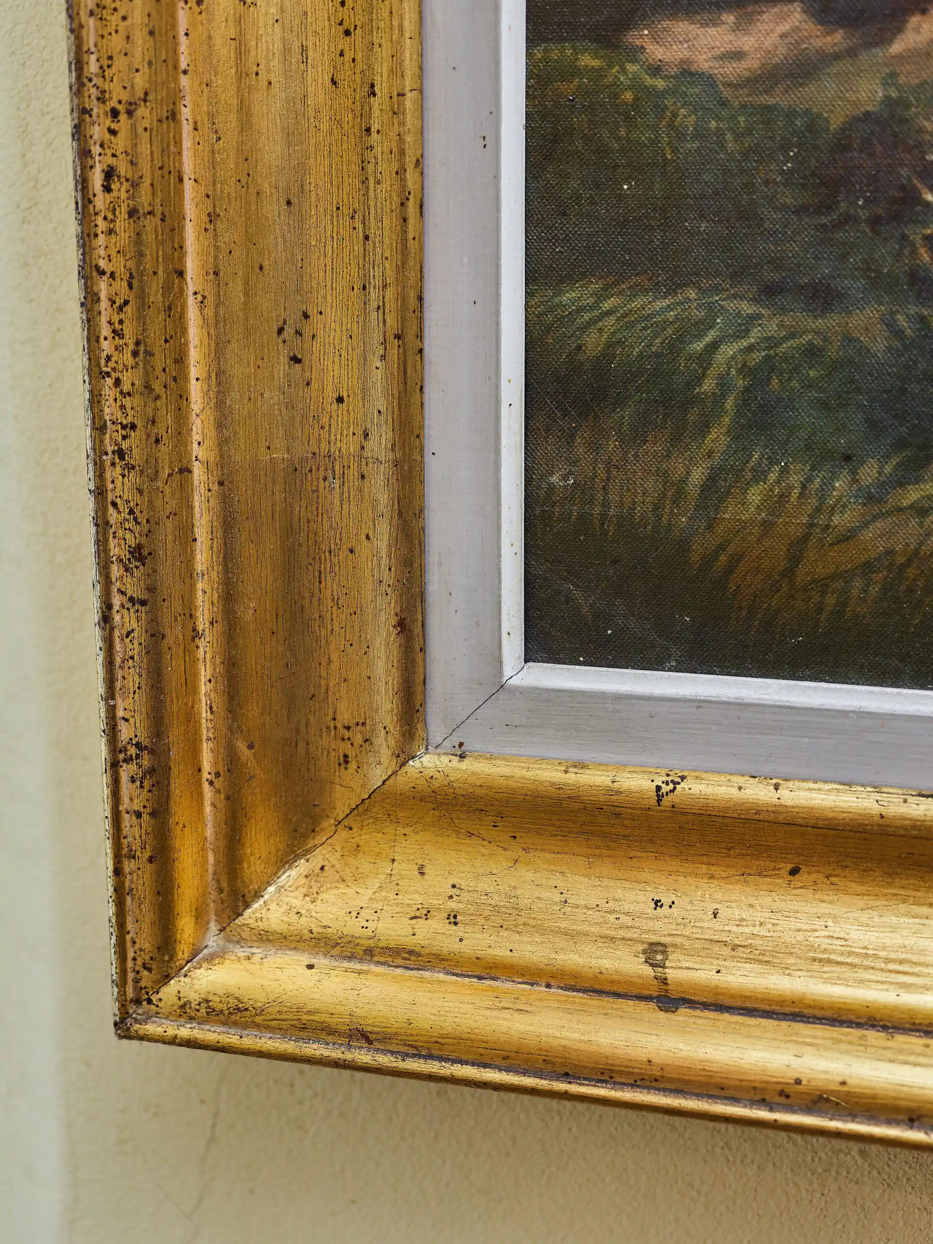 Starožitný tisk na plátně – venkovská scéna s ženou, dítětem a oslem ve zlaceném rámu 81 × 103 cm