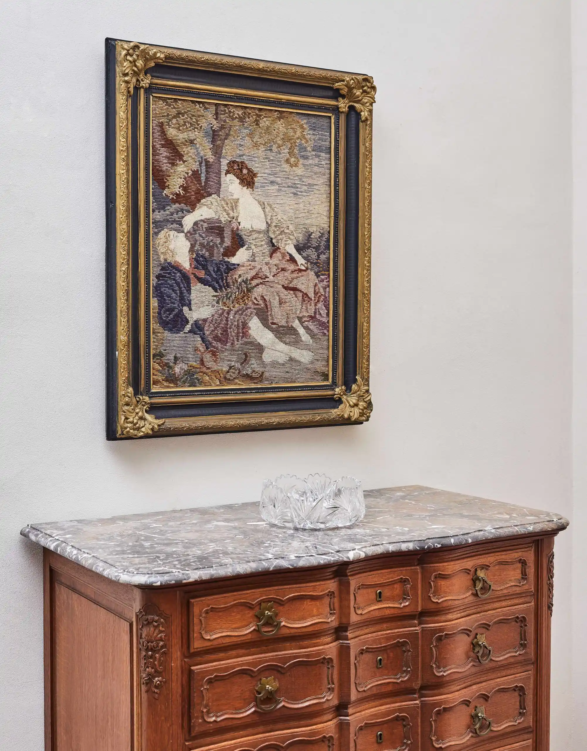 Ručně tkaný gobelín s romantickou scénou v zlaceném rámu 90 × 72,5 cm