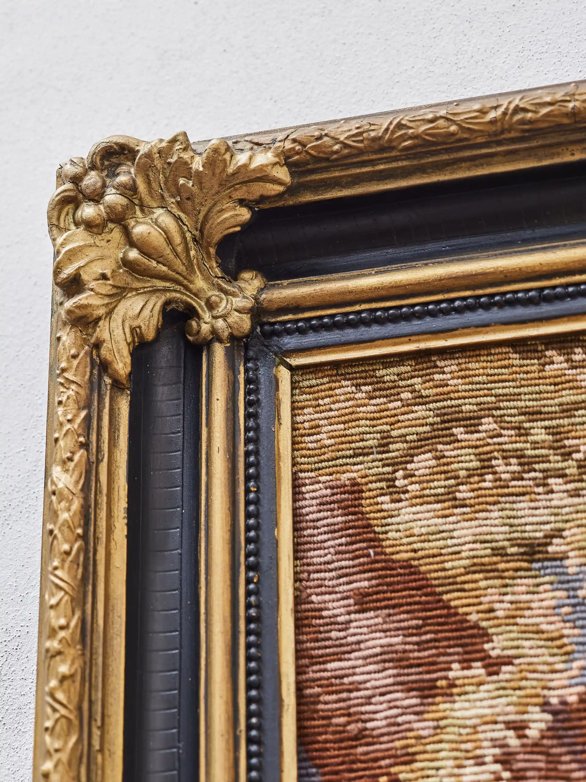 Ručně tkaný gobelín s romantickou scénou v zlaceném rámu 90 × 72,5 cm