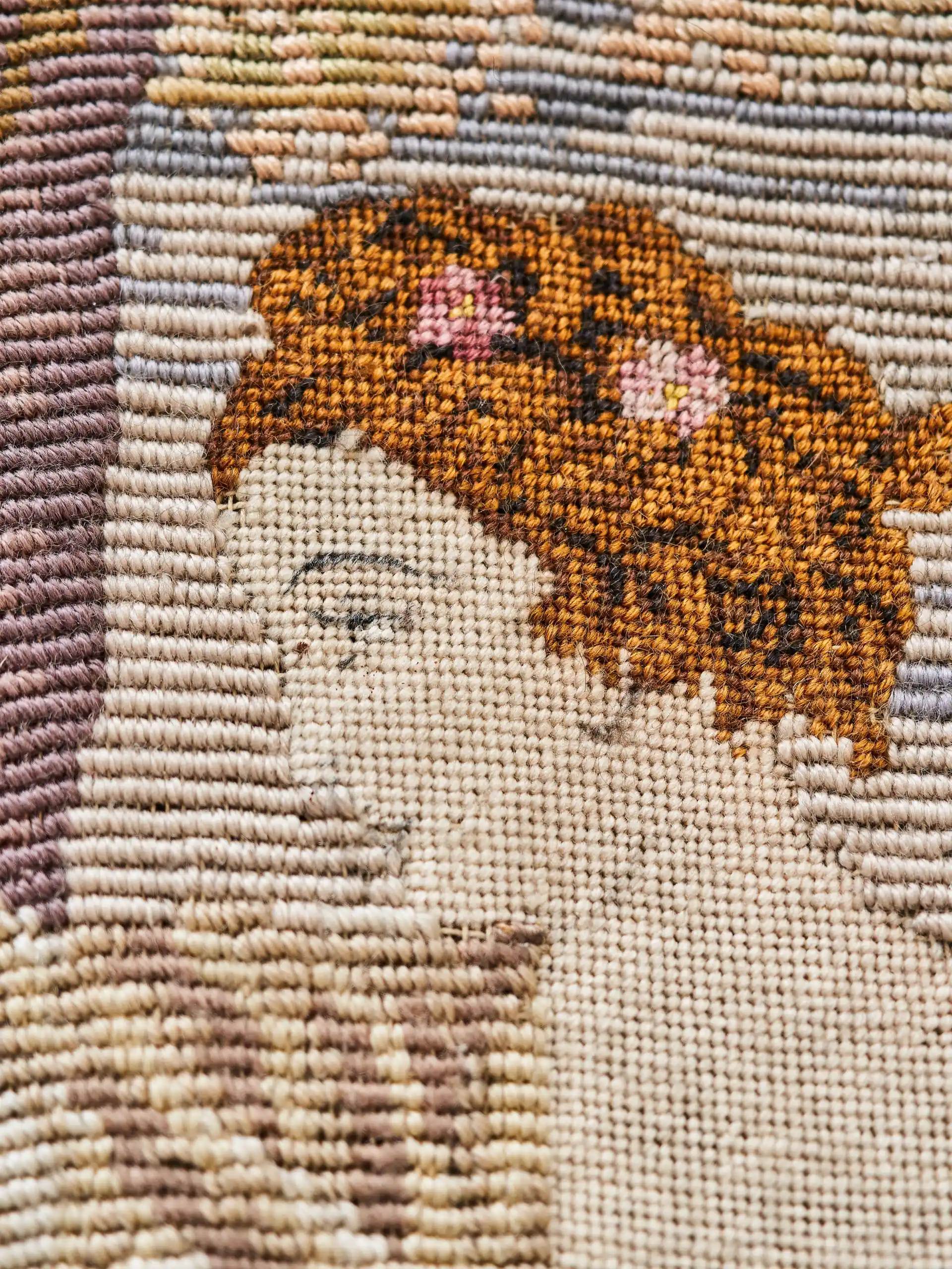 Ručně tkaný gobelín s romantickou scénou v zlaceném rámu 90 × 72,5 cm