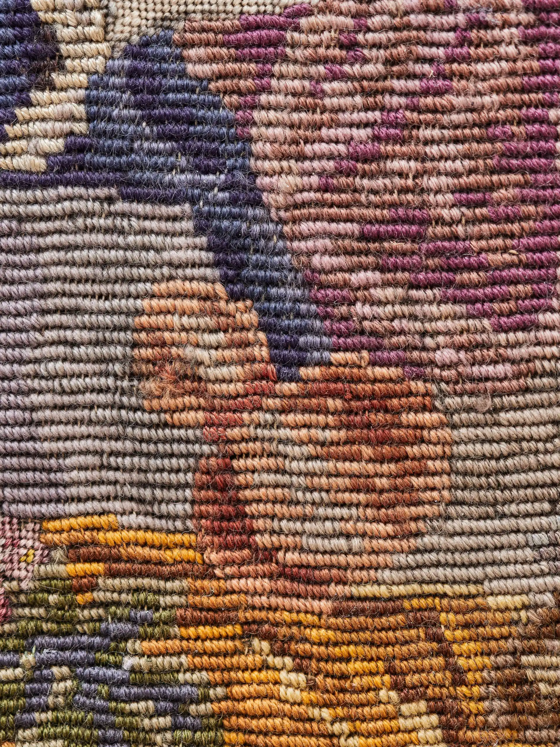 Ručně tkaný gobelín s romantickou scénou v zlaceném rámu 90 × 72,5 cm