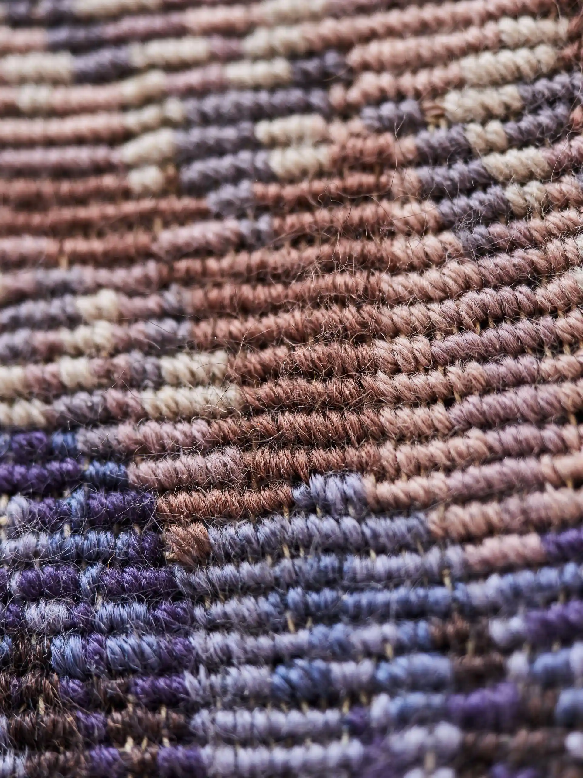 Ručně tkaný gobelín s romantickou scénou v zlaceném rámu 90 × 72,5 cm