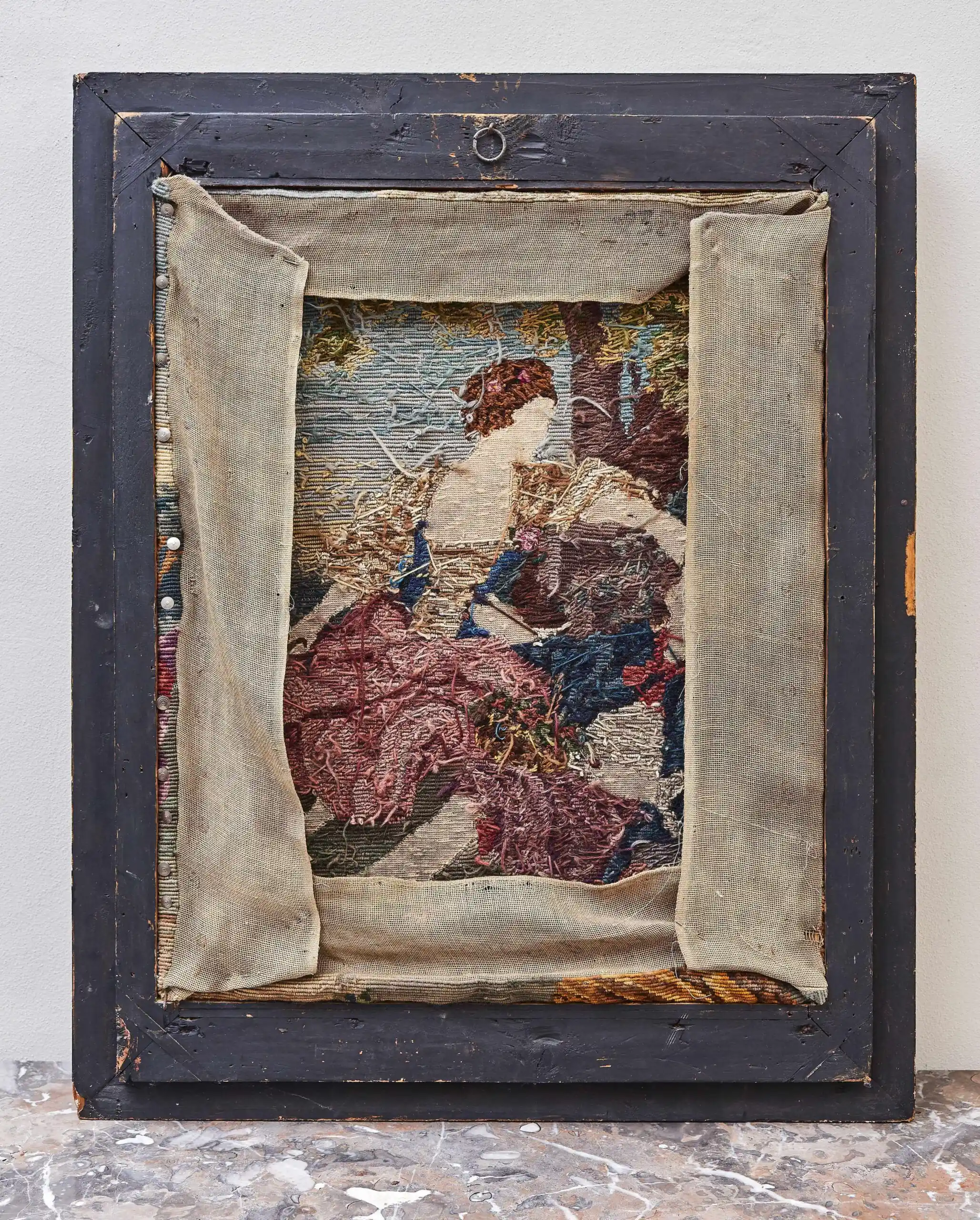 Ručně tkaný gobelín s romantickou scénou v zlaceném rámu 90 × 72,5 cm