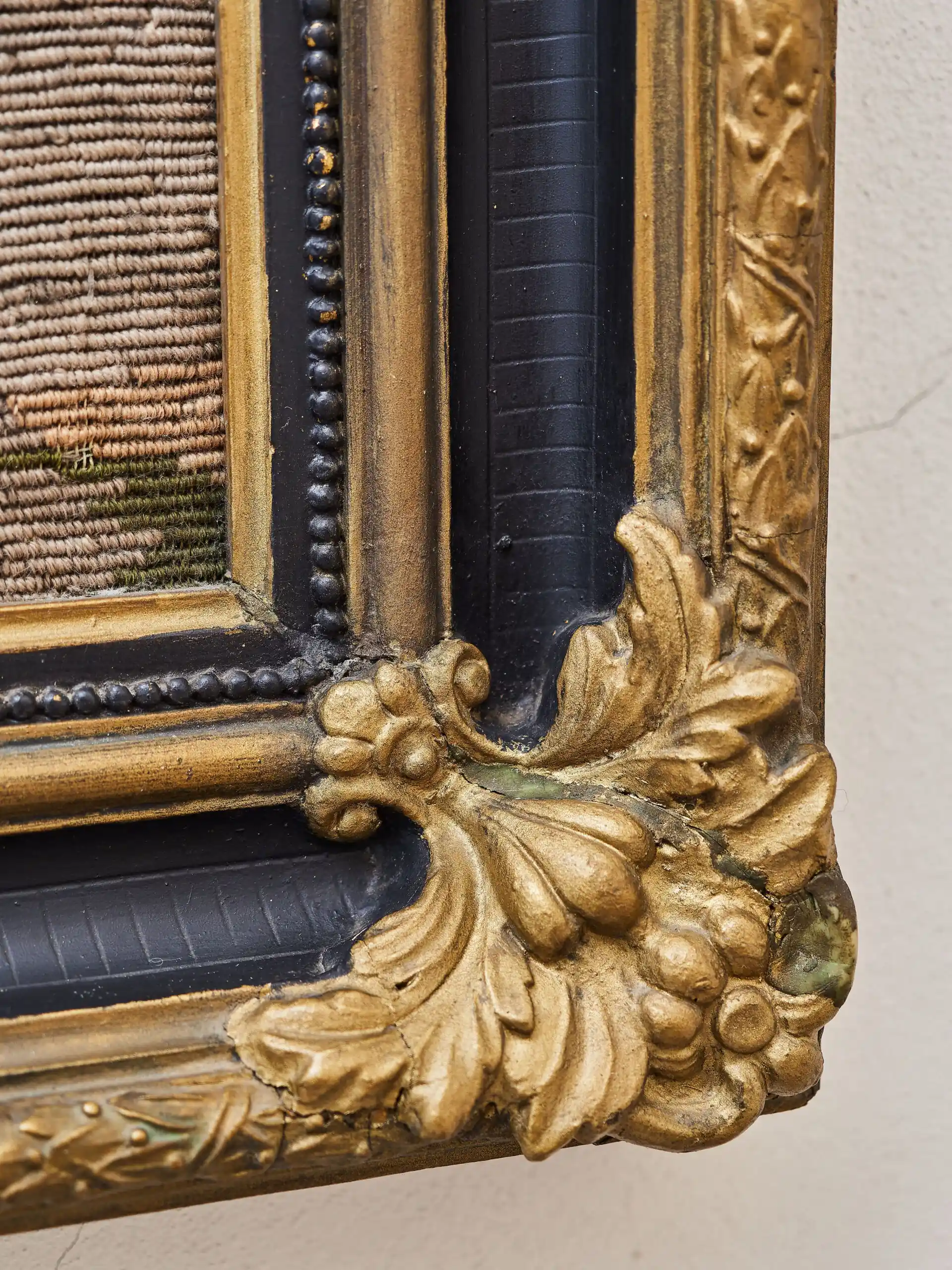 Ručně tkaný gobelín s romantickou scénou v zlaceném rámu 90 × 72,5 cm