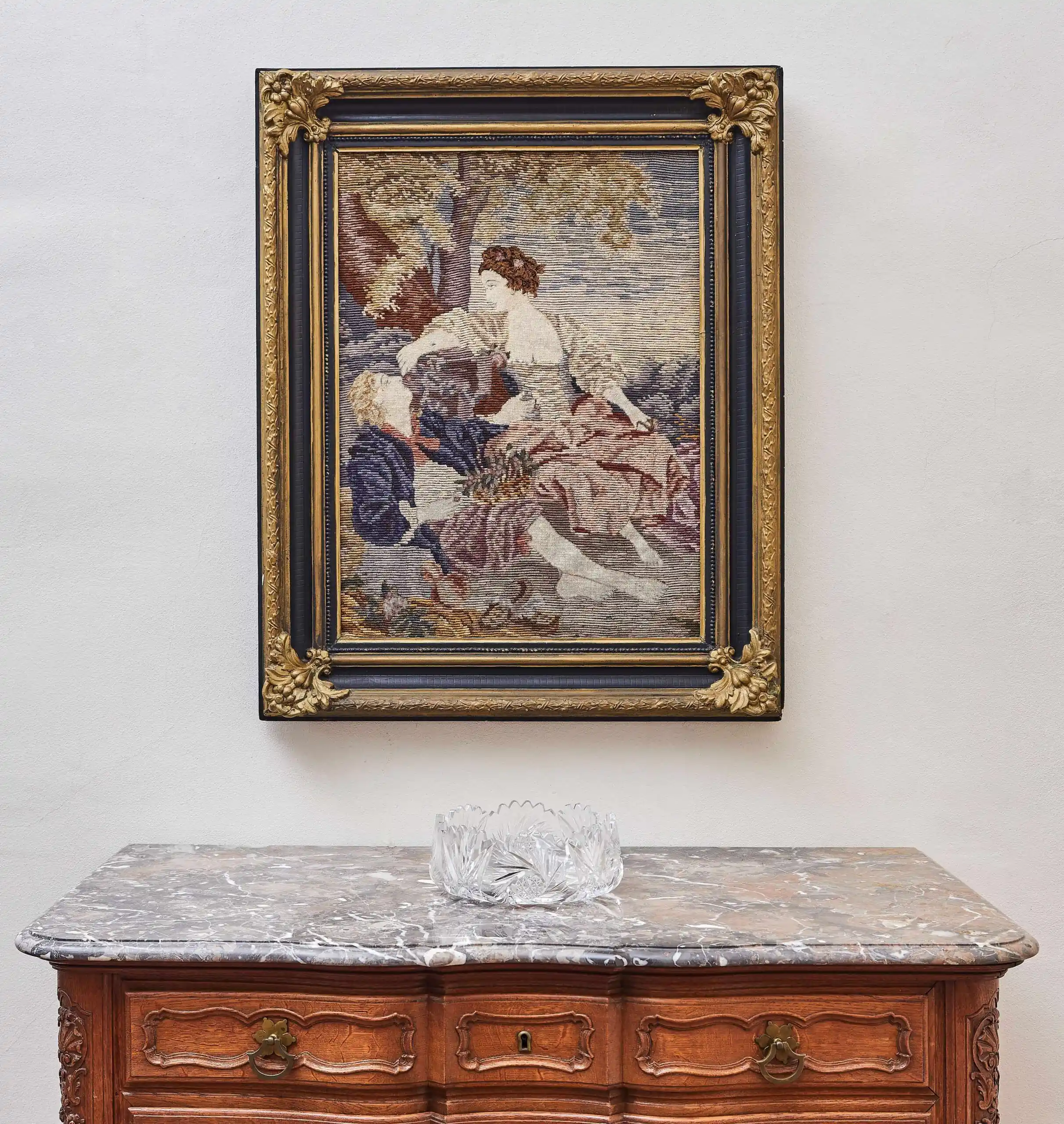 Ručně tkaný gobelín s romantickou scénou v zlaceném rámu 90 × 72,5 cm