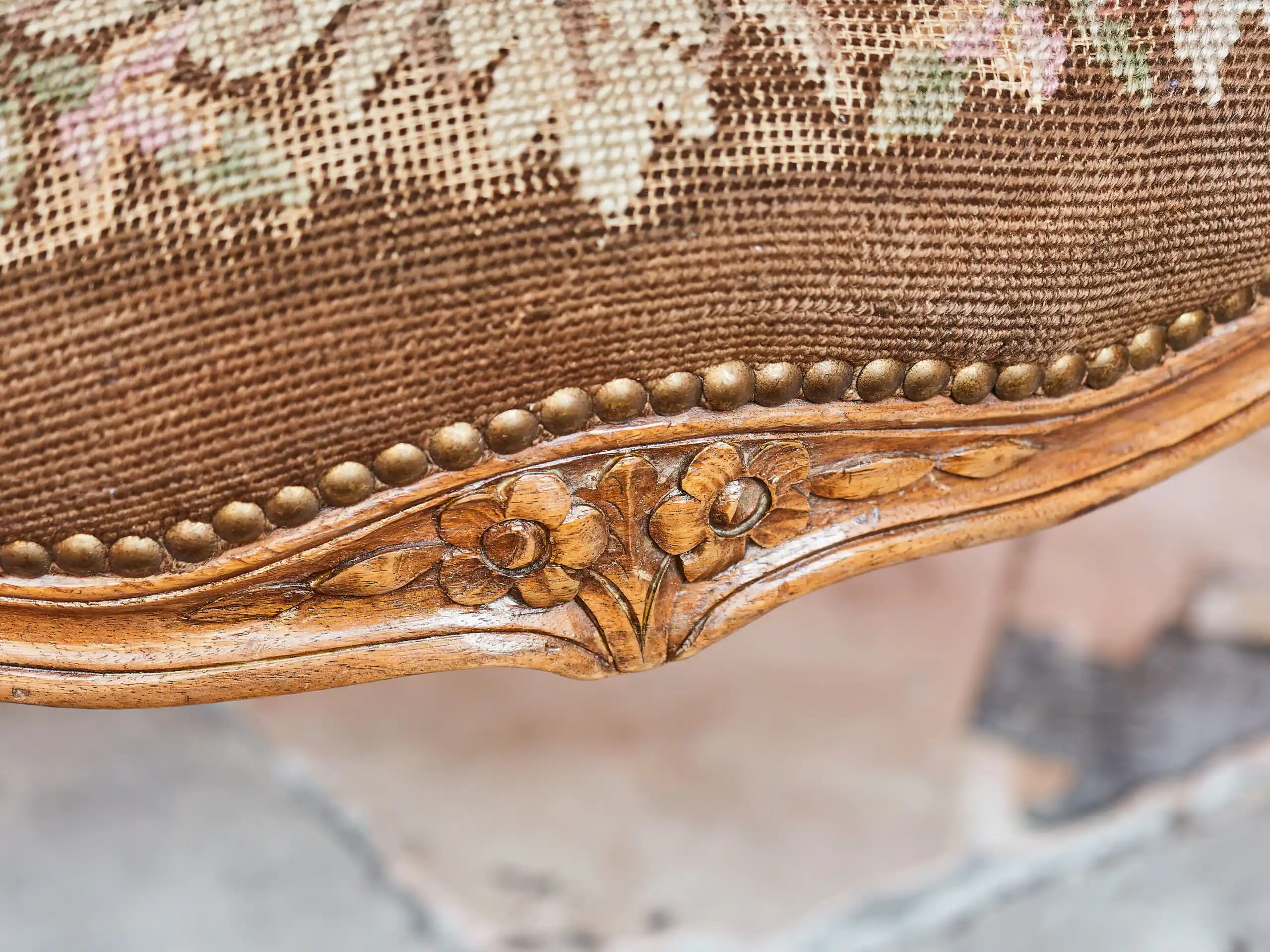 Párová rokoková křesílka s gobelínovým čalouněním 86,5 × 59 cm