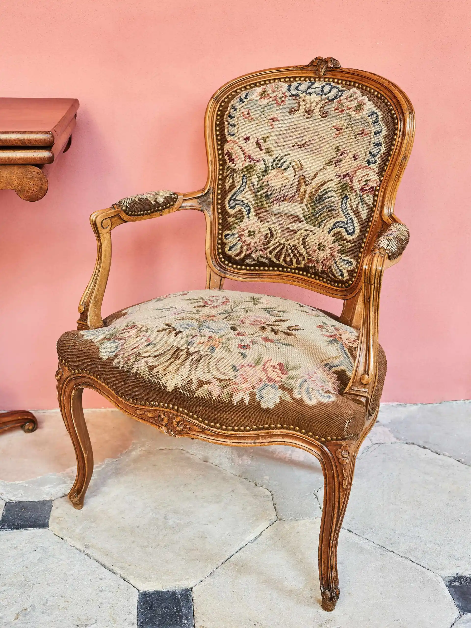 Párová rokoková křesílka s gobelínovým čalouněním 86,5 × 59 cm