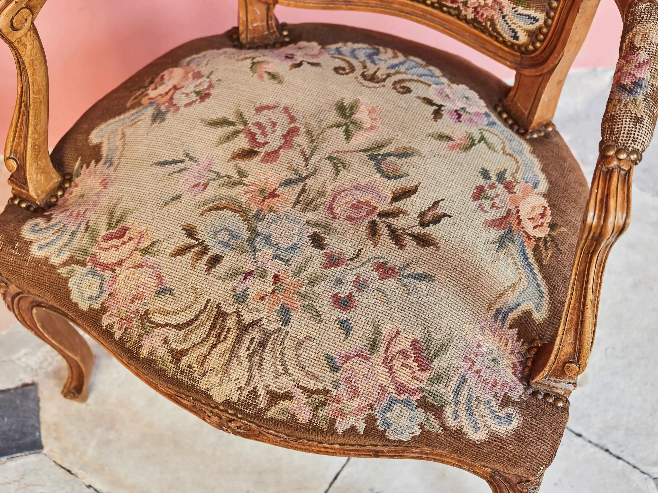 Párová rokoková křesílka s gobelínovým čalouněním 86,5 × 59 cm