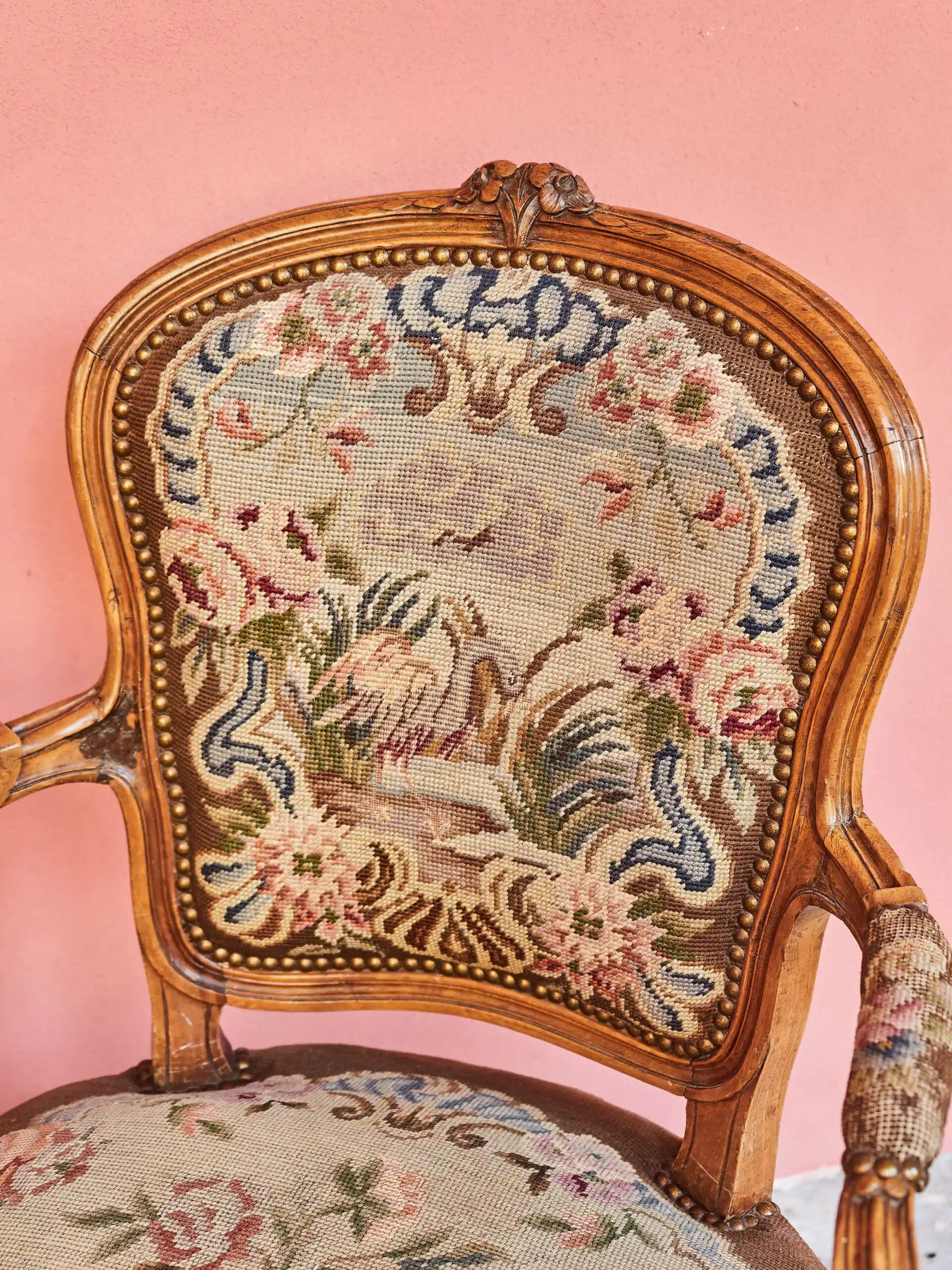 Párová rokoková křesílka s gobelínovým čalouněním 86,5 × 59 cm