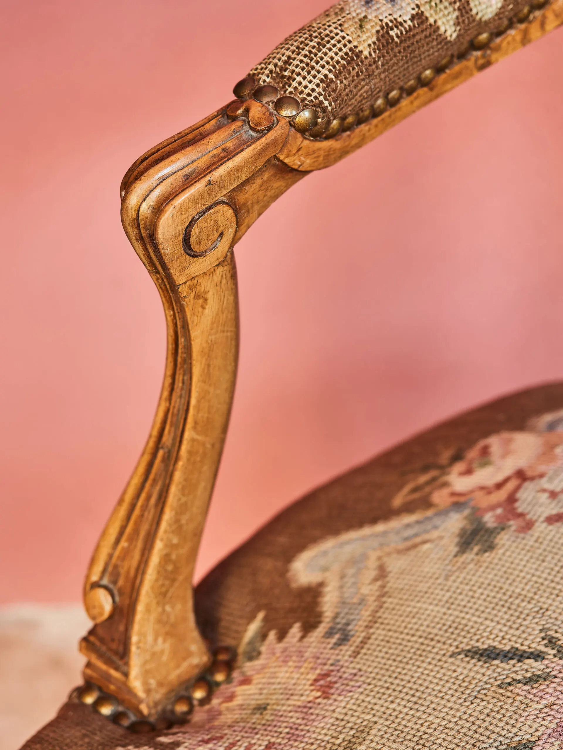 Párová rokoková křesílka s gobelínovým čalouněním 86,5 × 59 cm