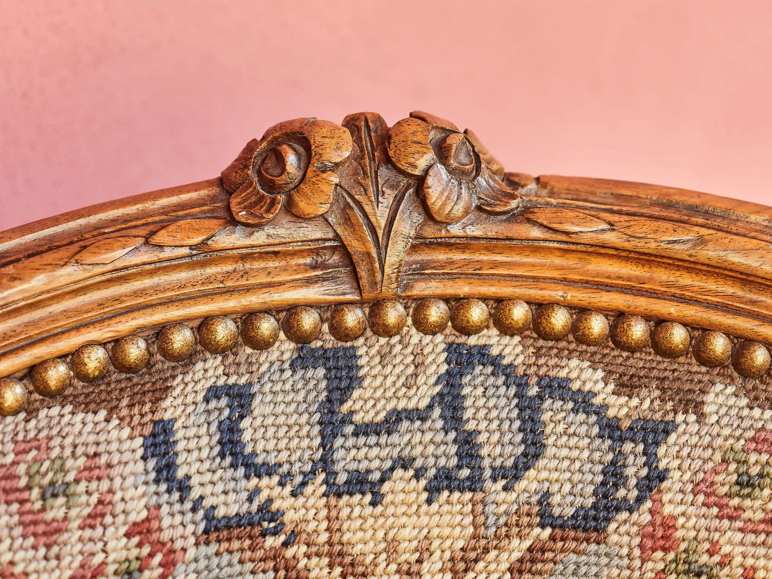 Párová rokoková křesílka s gobelínovým čalouněním 86,5 × 59 cm