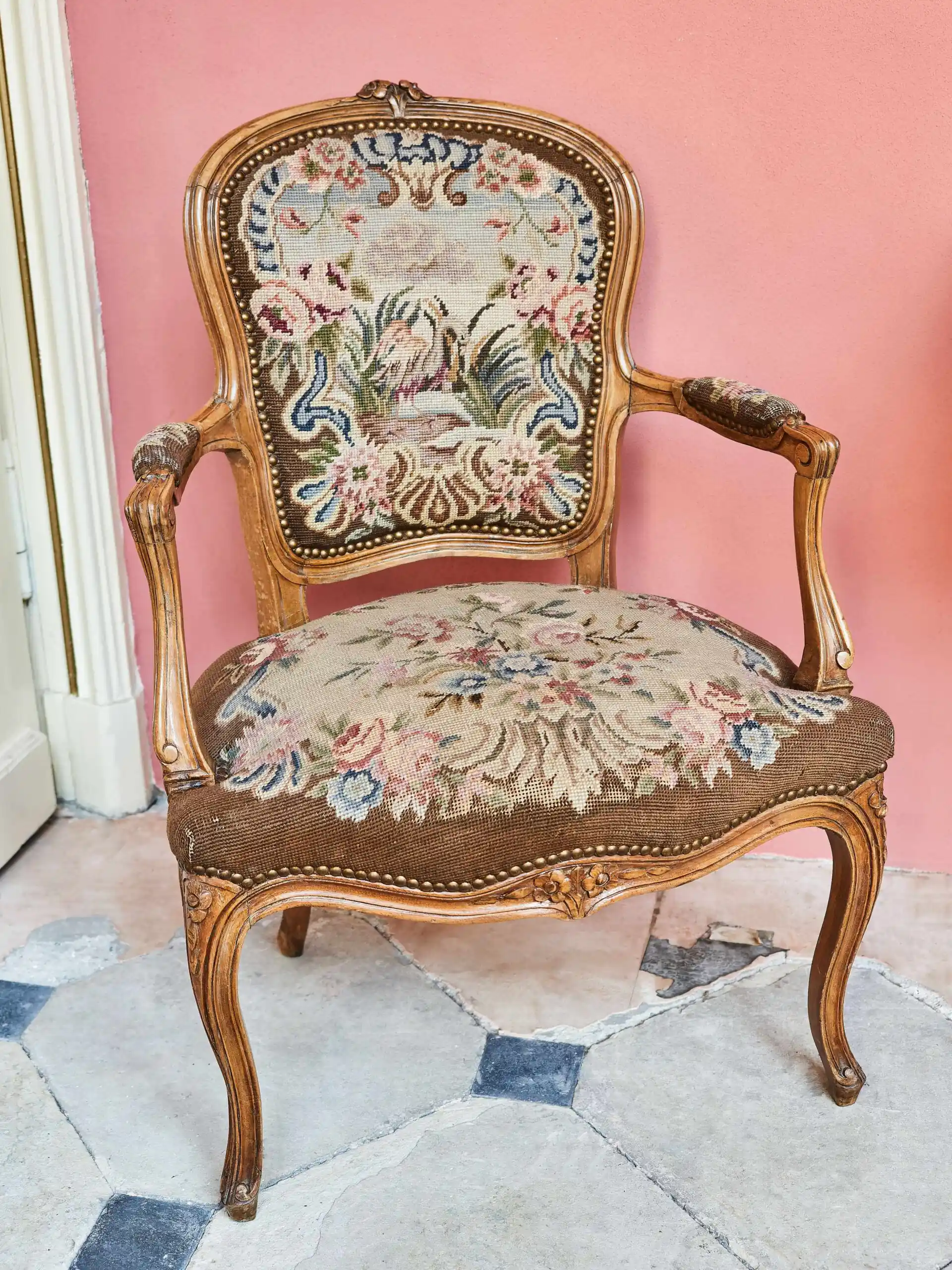 Párová rokoková křesílka s gobelínovým čalouněním 86,5 × 59 cm