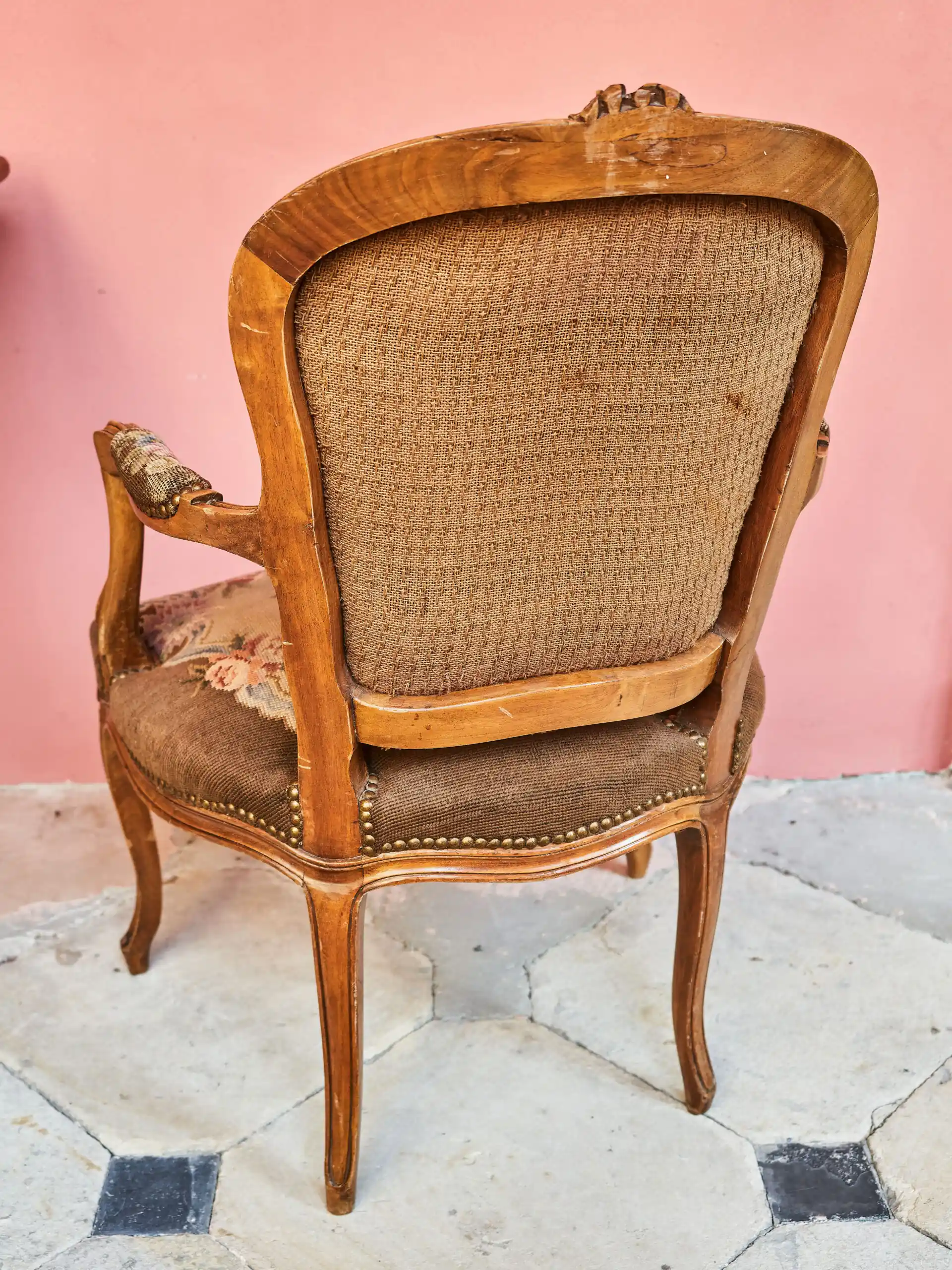 Párová rokoková křesílka s gobelínovým čalouněním 86,5 × 59 cm