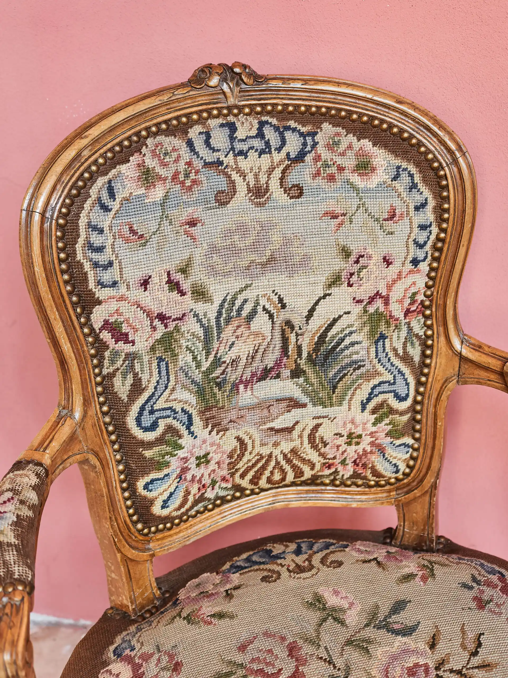 Párová rokoková křesílka s gobelínovým čalouněním 86,5 × 59 cm