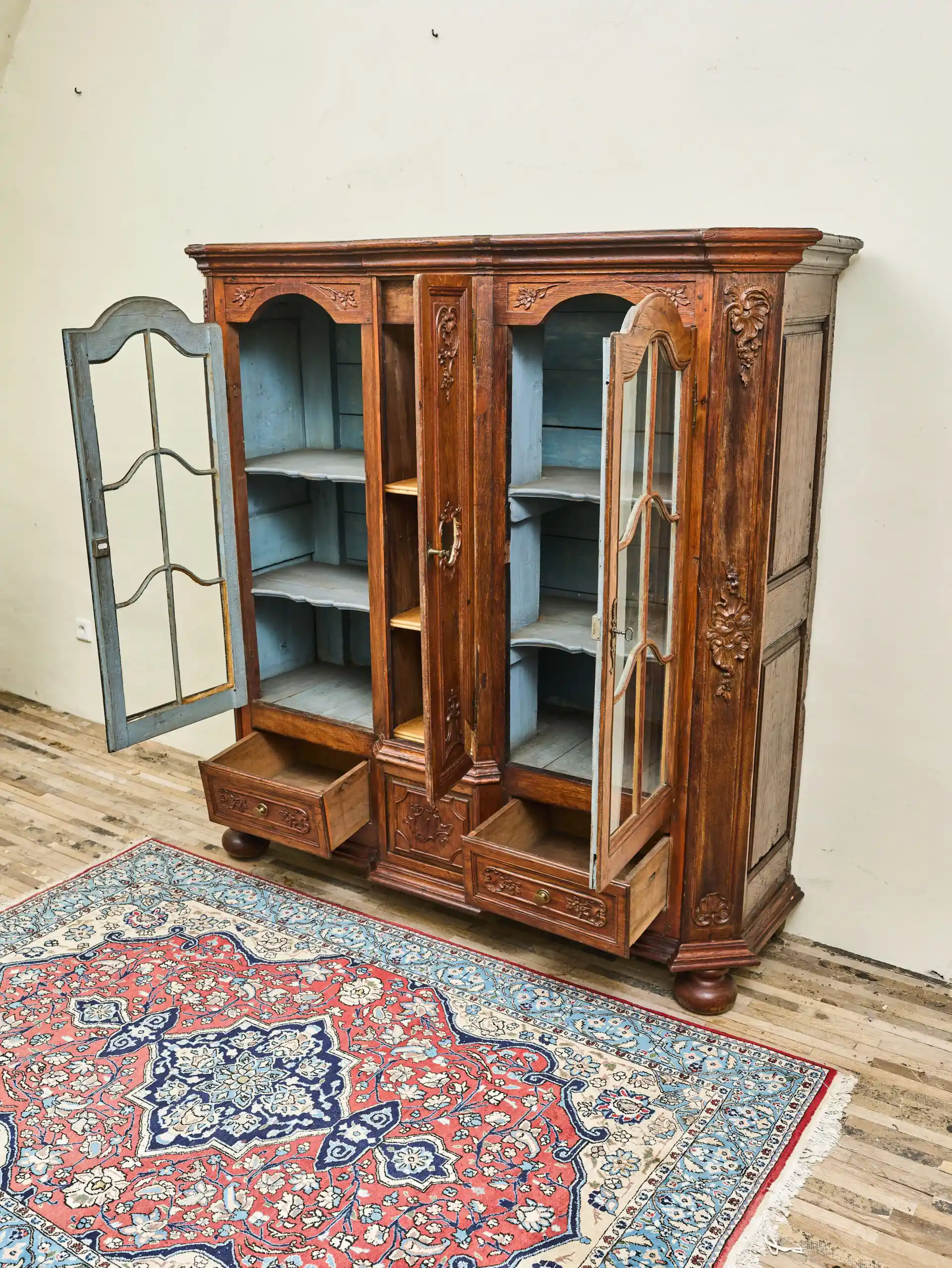 Vyřezávaná lutyšská dubová knihovna z 19. století