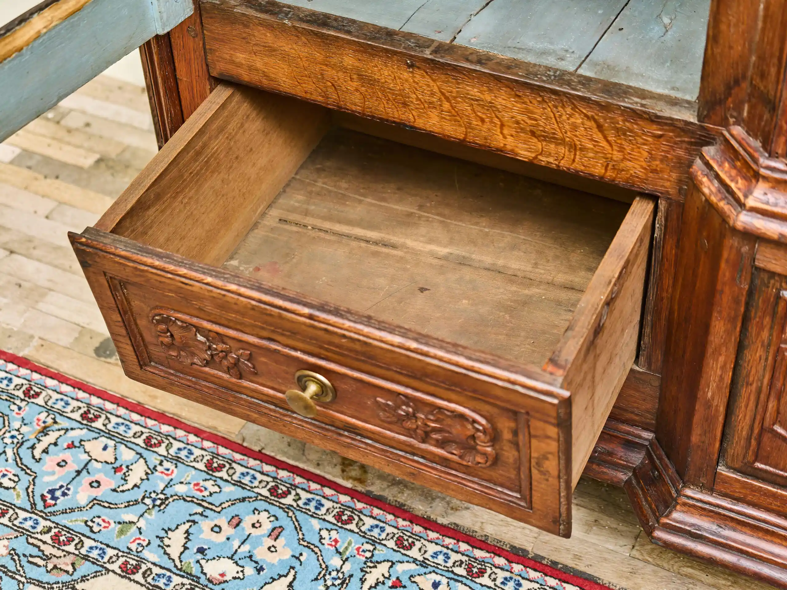 Vyřezávaná lutyšská dubová knihovna z 19. století