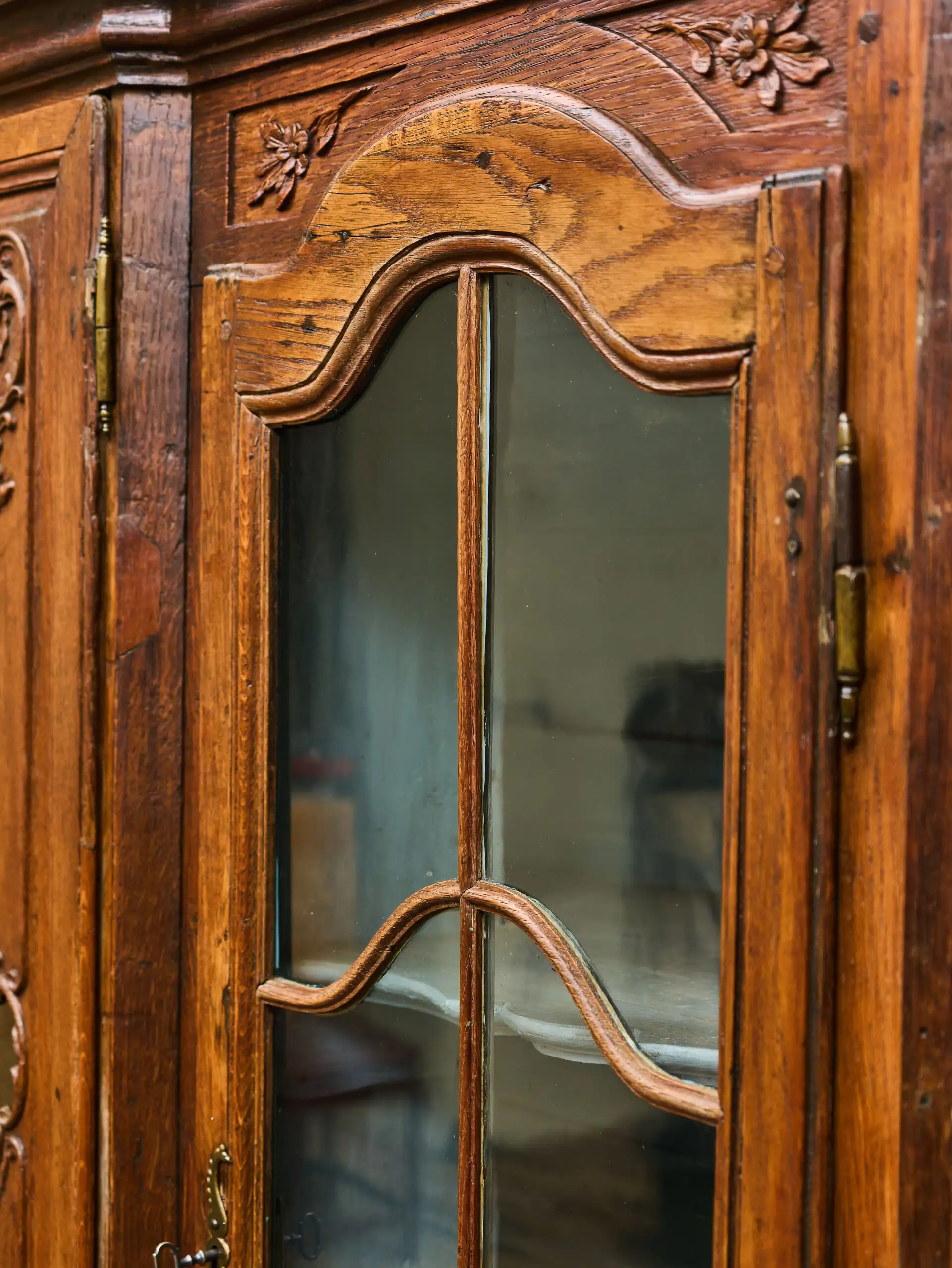 Vyřezávaná lutyšská dubová knihovna z 19. století