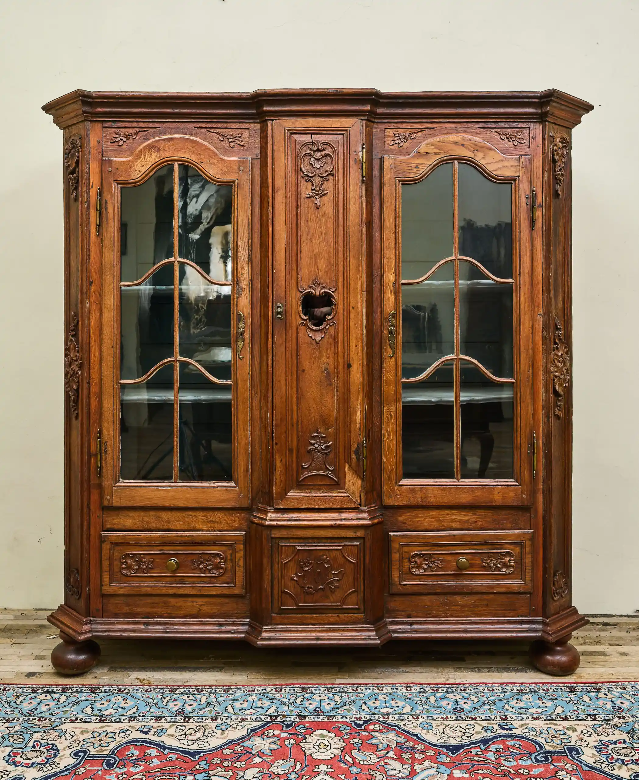 Vyřezávaná lutyšská dubová knihovna z 19. století