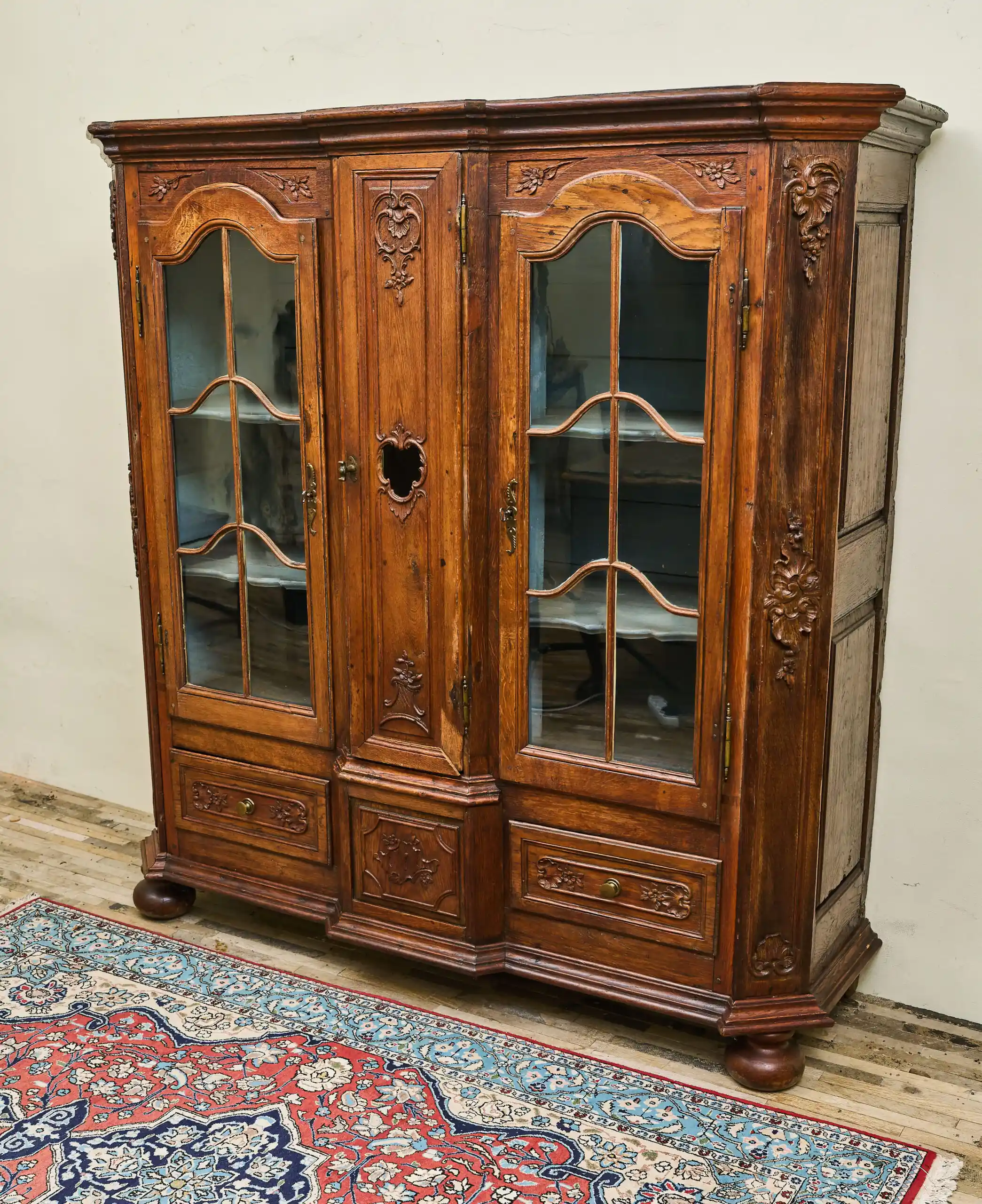 Vyřezávaná lutyšská dubová knihovna z 19. století