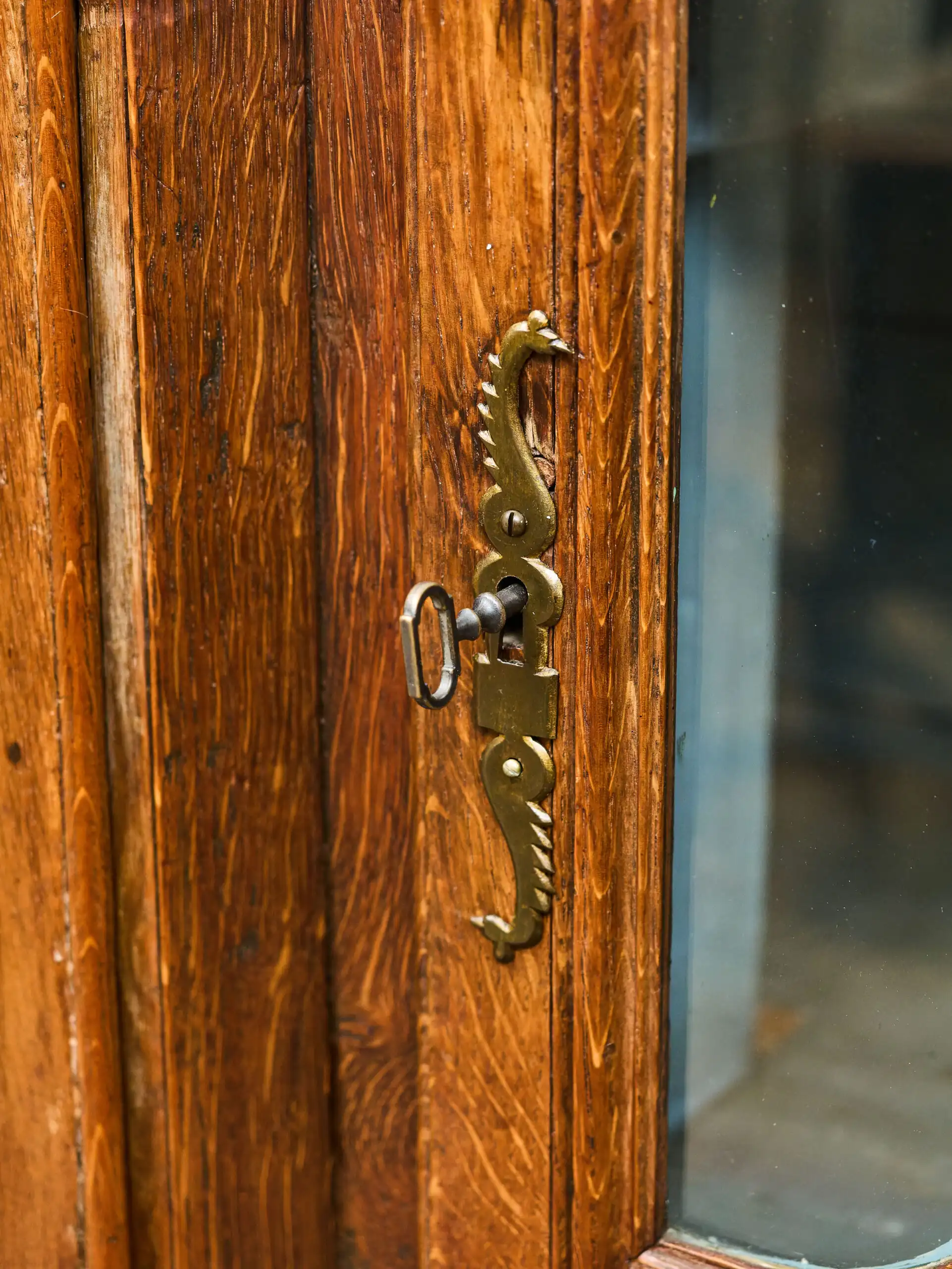 Vyřezávaná lutyšská dubová knihovna z 19. století