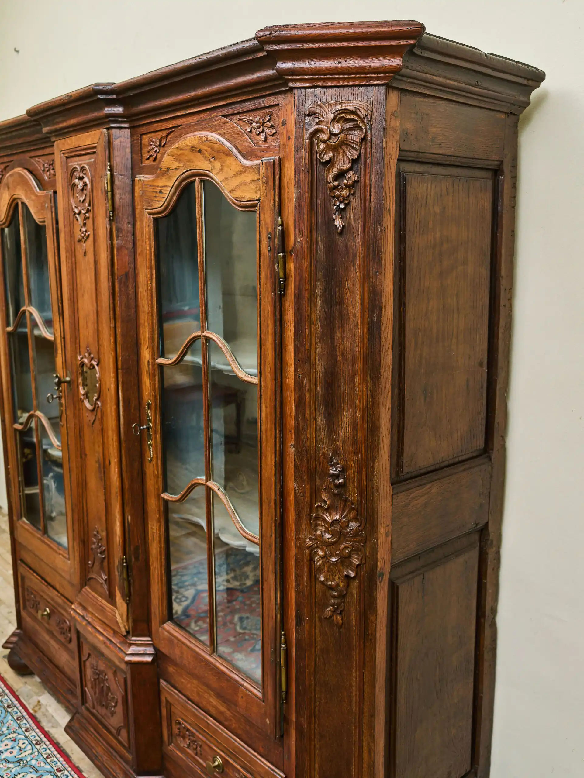 Vyřezávaná lutyšská dubová knihovna z 19. století