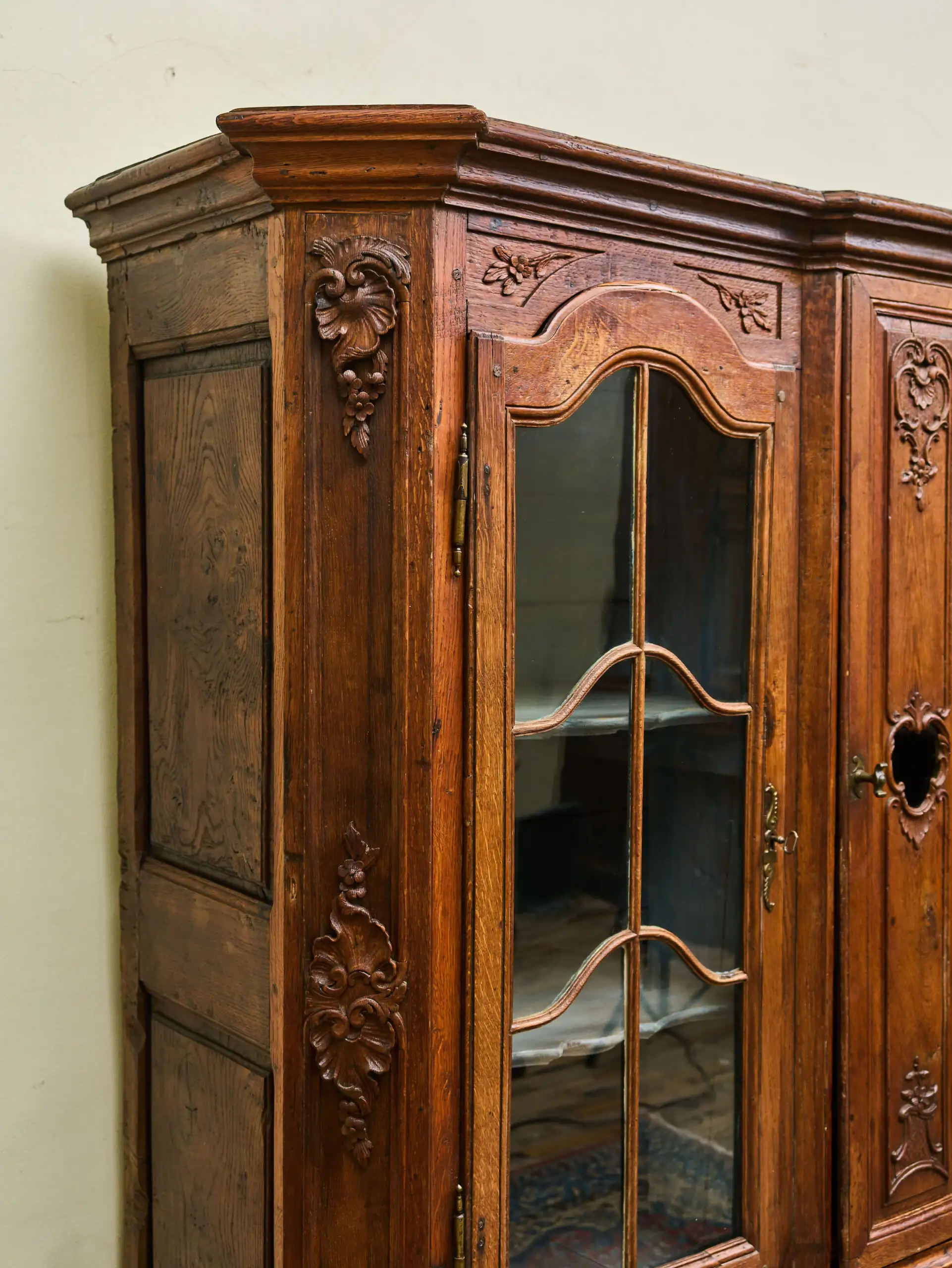 Vyřezávaná lutyšská dubová knihovna z 19. století