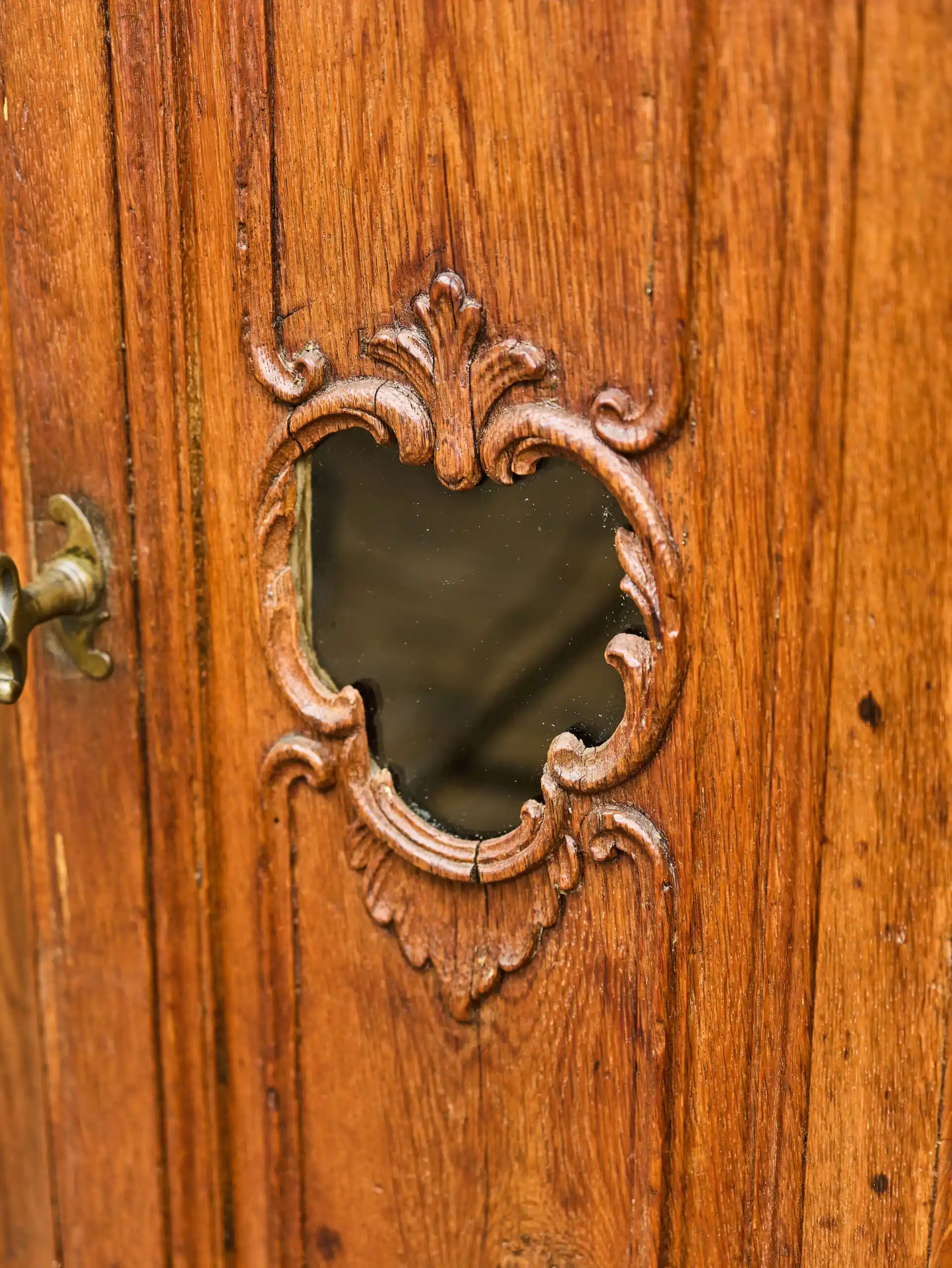 Vyřezávaná lutyšská dubová knihovna z 19. století