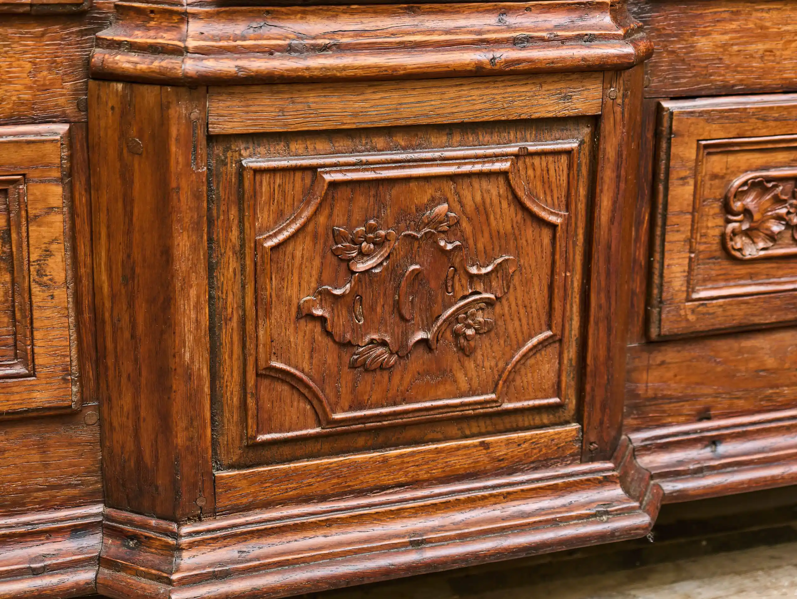 Vyřezávaná lutyšská dubová knihovna z 19. století