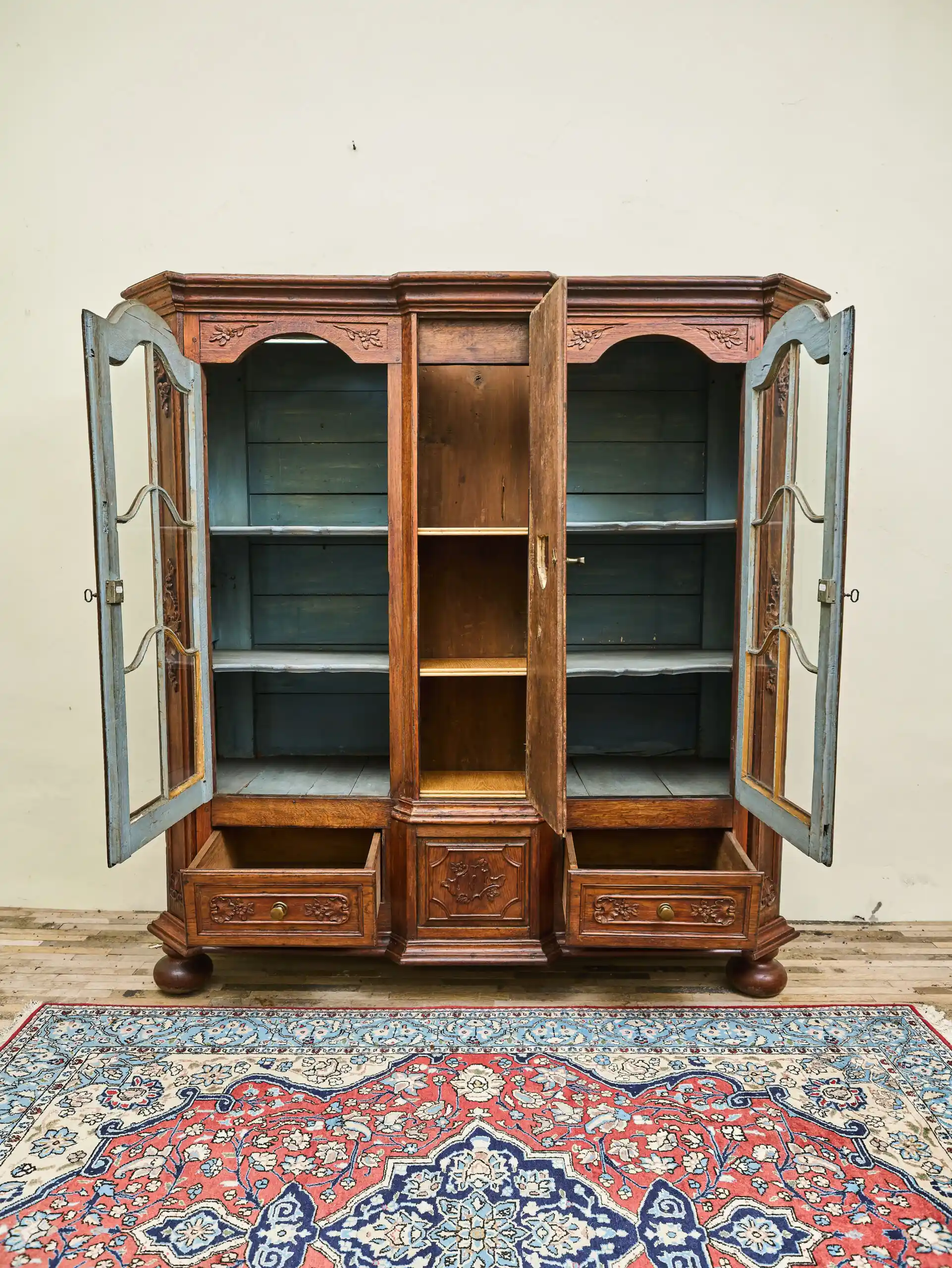 Vyřezávaná lutyšská dubová knihovna z 19. století