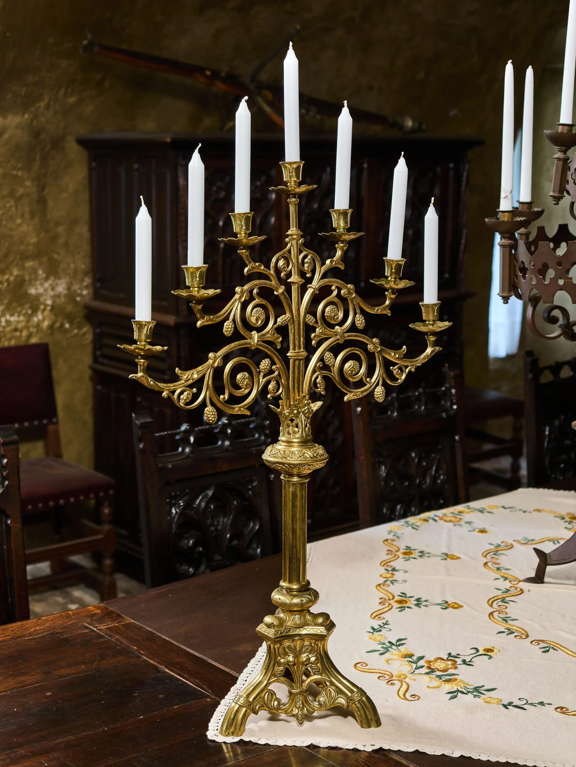 Párové neogotické mosazné svícny z 19. století – výška 81 cm