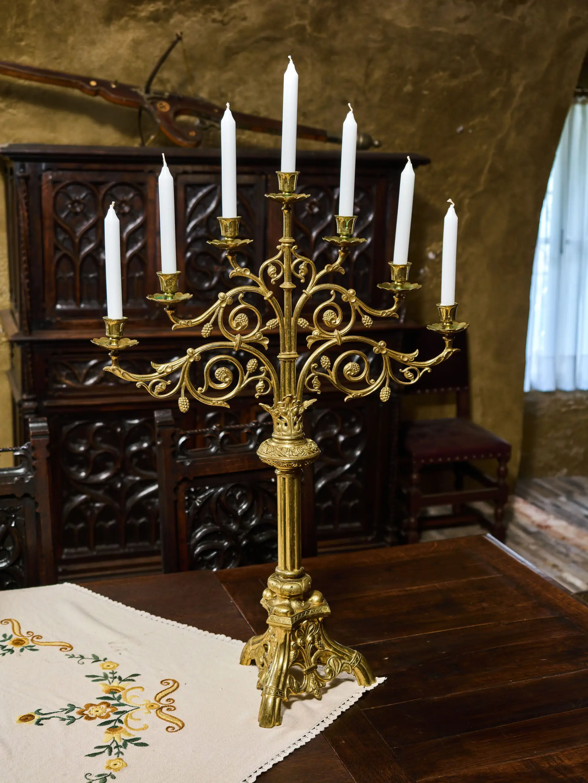 Párové neogotické mosazné svícny z 19. století – výška 81 cm